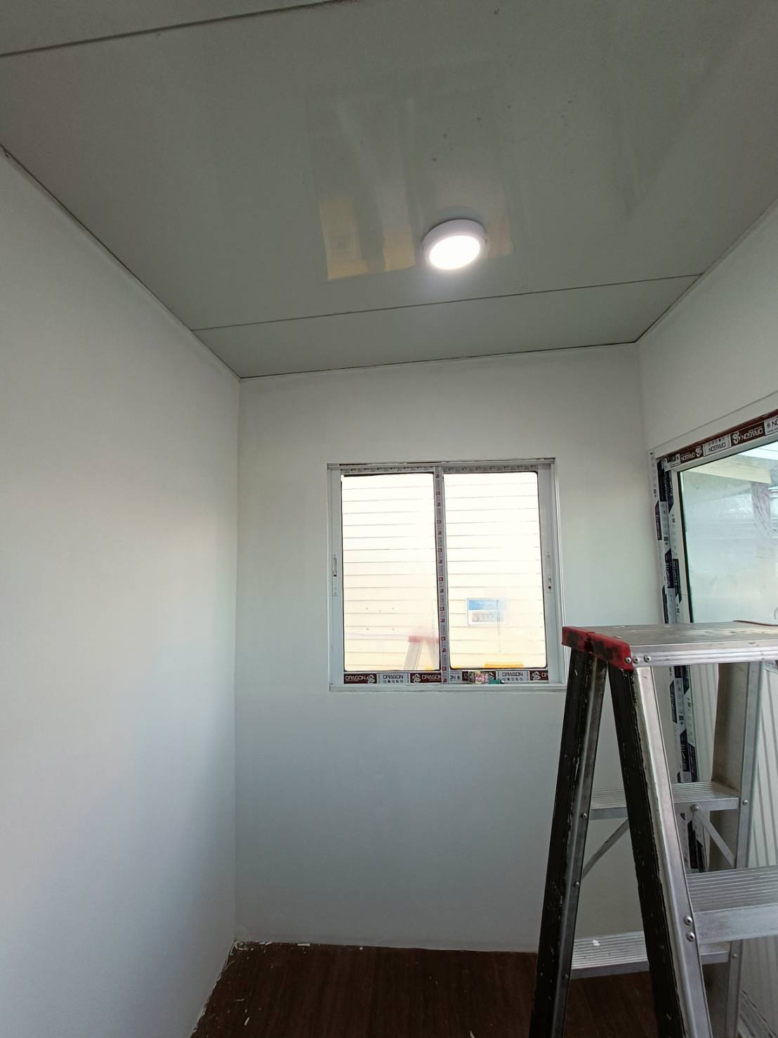 บ้านน็อคดาวน์ขนาด 2*3 เมตร พร้อมกันสาด ระเบียงด้านหน้า UC-K05 *** รวมค่าจัดส่ง