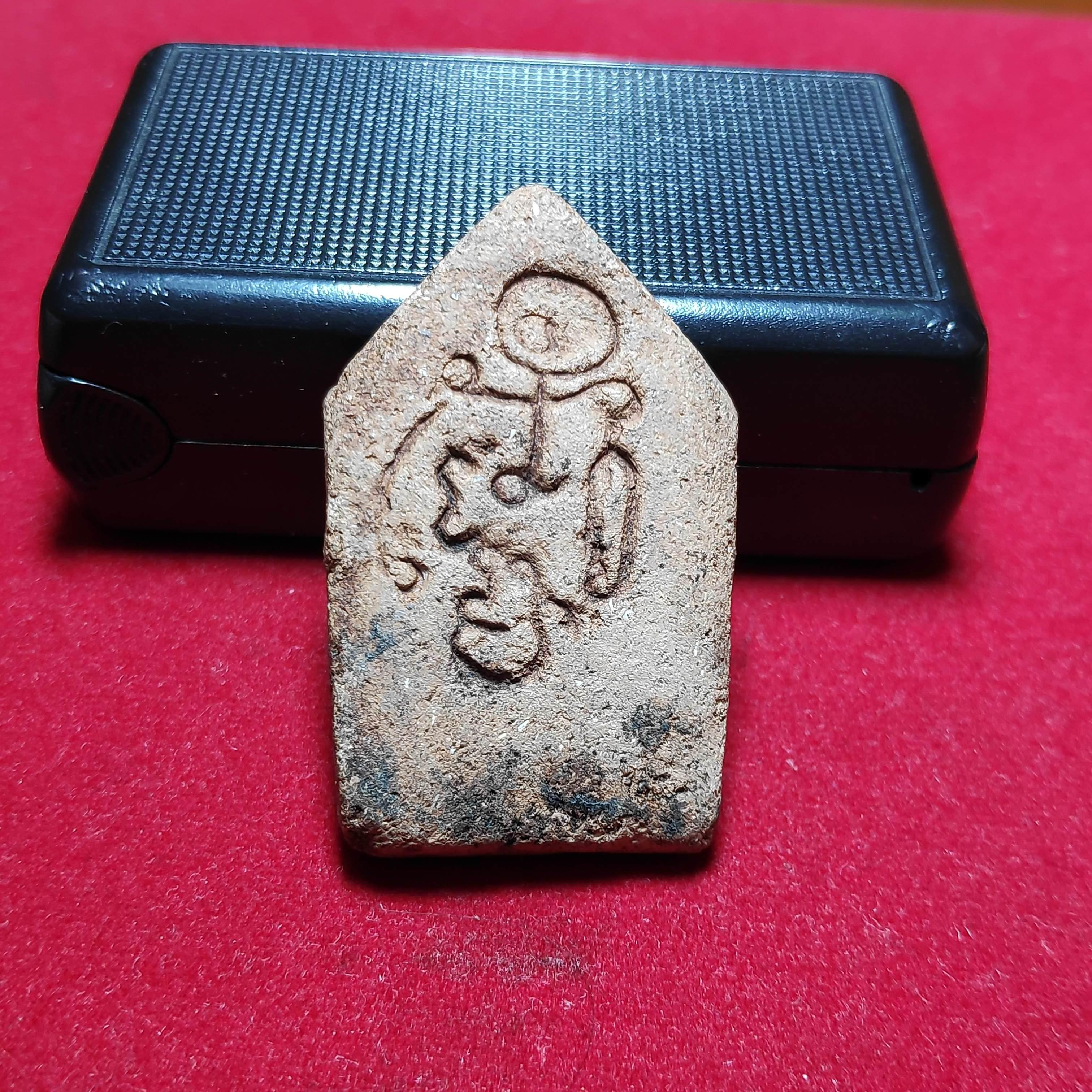 พระขุนเเผนอุ้มไก่ประทับพรายกุมารหลวงพ่อกวยหลังยันต์