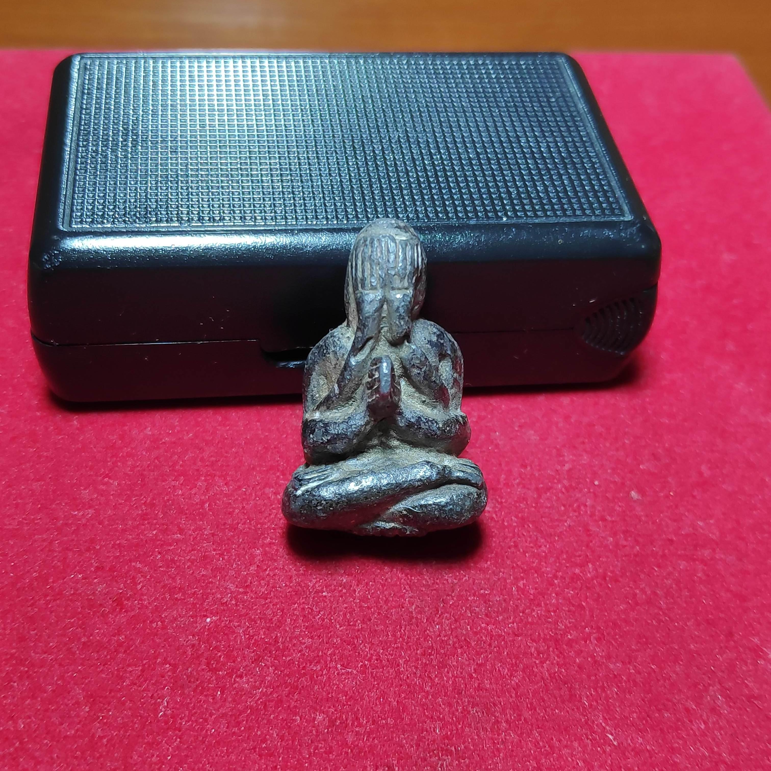 รูปหล่อพระปิดตาพิมพ์วันทาหลังยันต์สำนักเขาอ้อเนื้อตะกั่ว