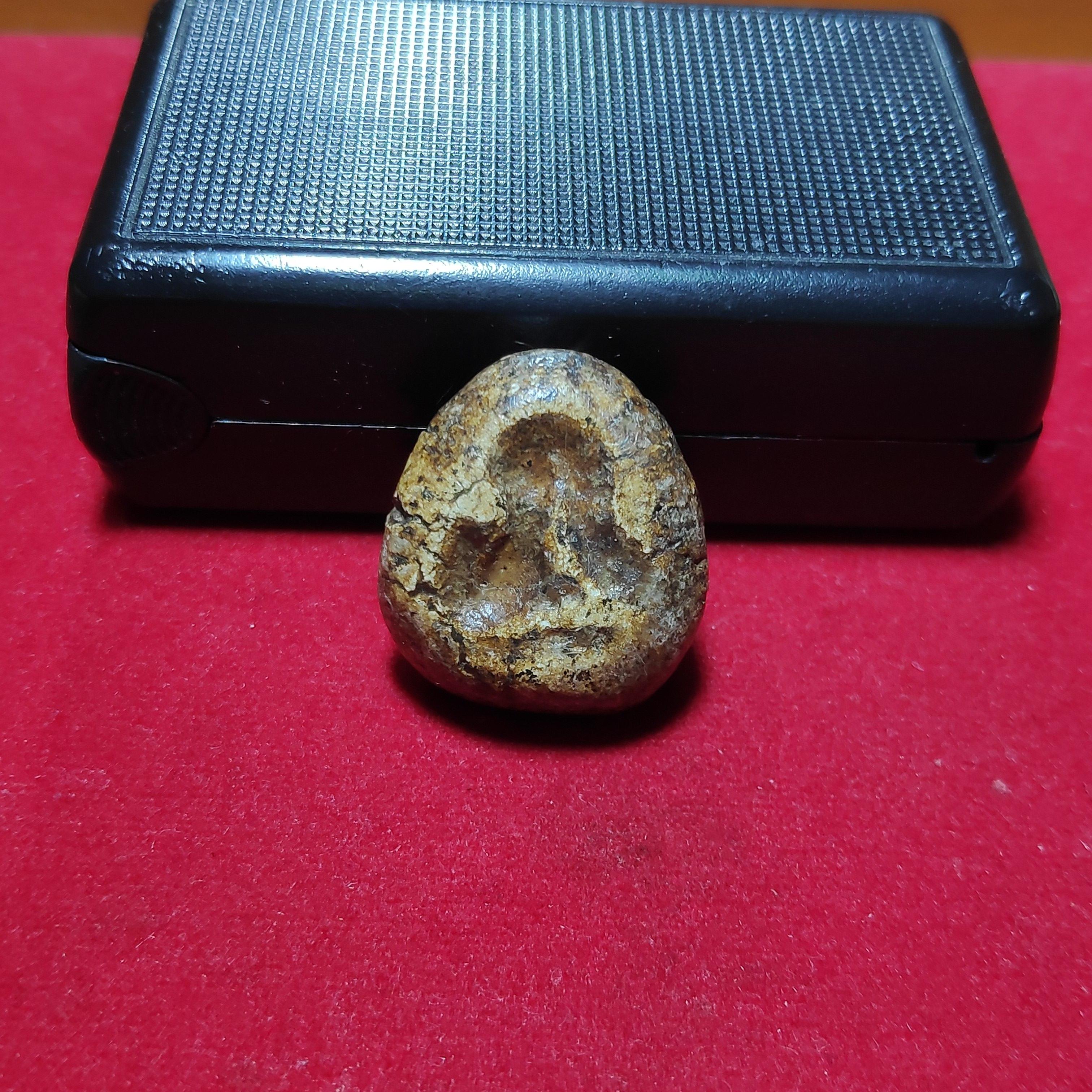 พระปิดตาหลังเเบบพิมพ์เล็กเนื้อผงพุทธคุณ