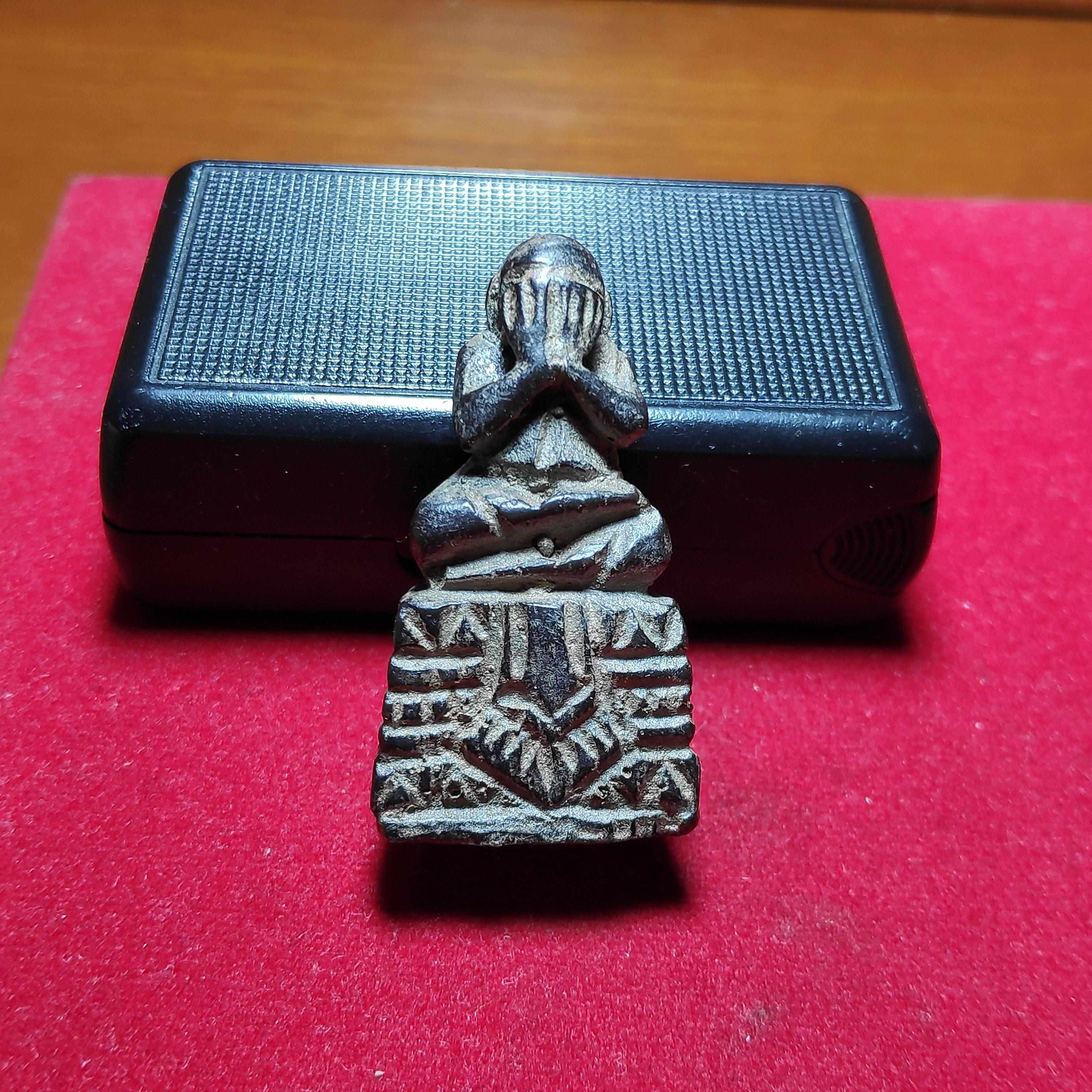 พระปิดตาพิมพ์ฐานสูงหลวงปู่เอี่ยมวัดหนังเนื้อผงคลุกรัก