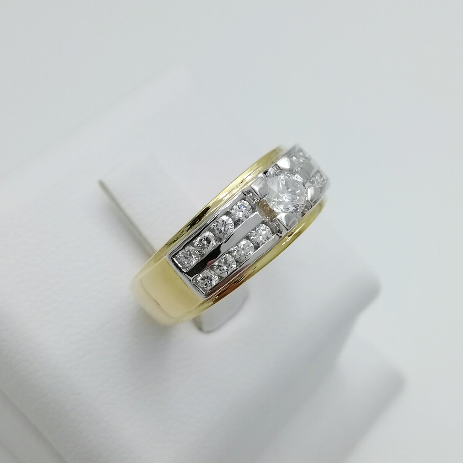 แหวนทองคำแท้ฝังเพชรแท้รวม 0.52 cts