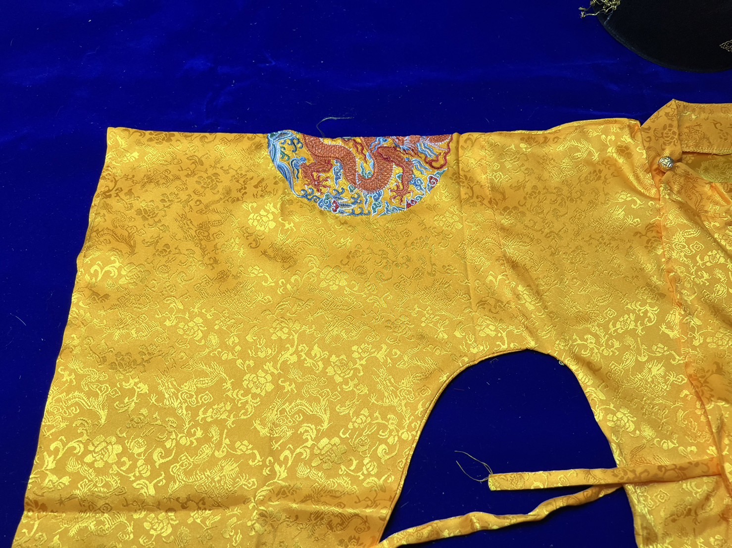 ชุดฮ่องเต้แมนจู สีเหลืองลายปัก รหัส HF 135