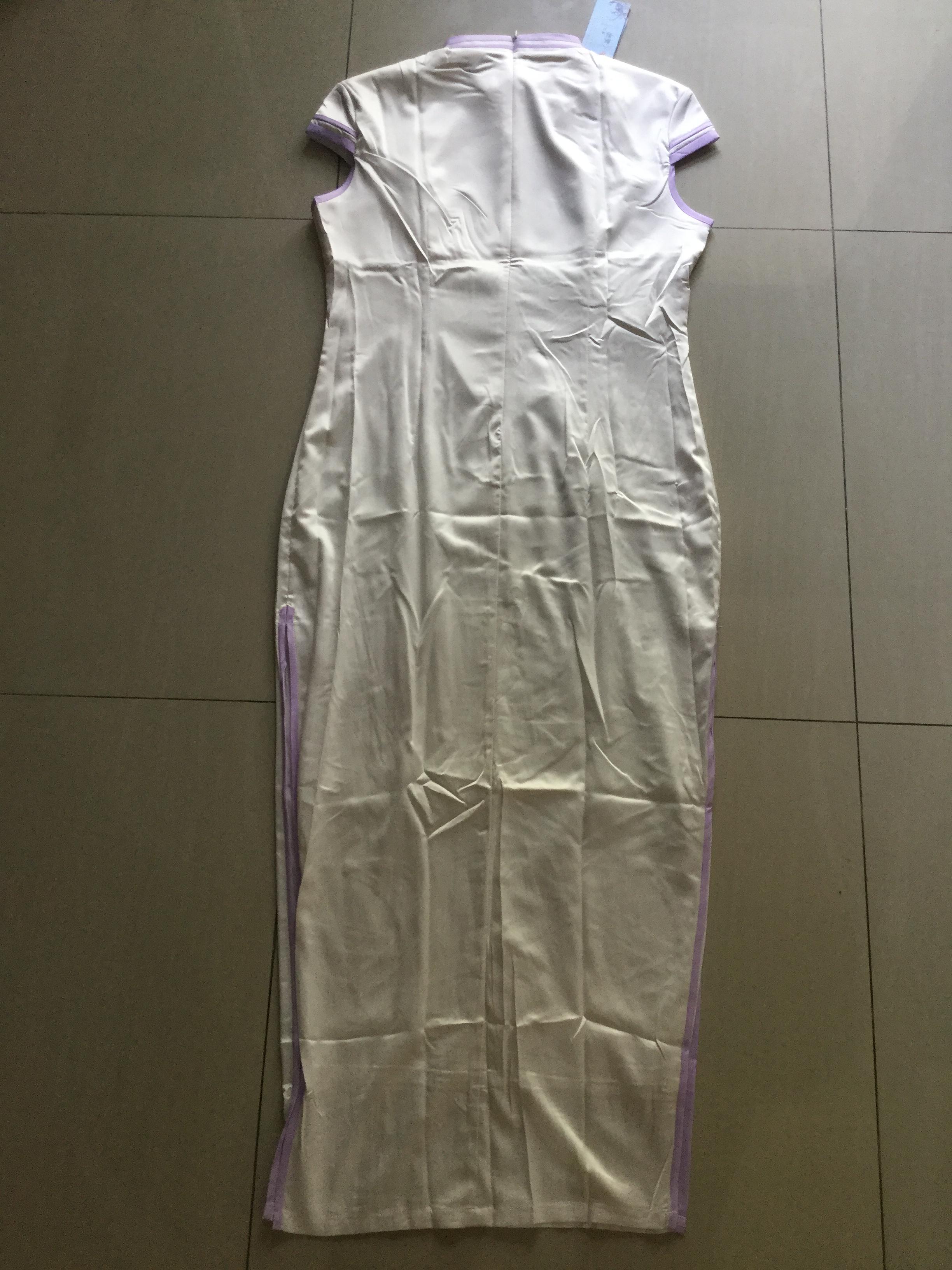 กี่เพ้ายาว ผ้าไหมผสม สีขาวลายดอกม่วง . รหัส VIO 141 สินค้าพร้อมส่ง