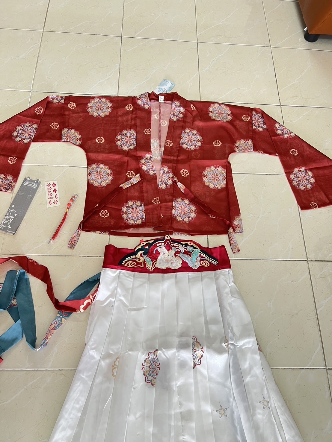 ชุดจีนหญิงฮั่น เสื้อแดง + เดรสขาว