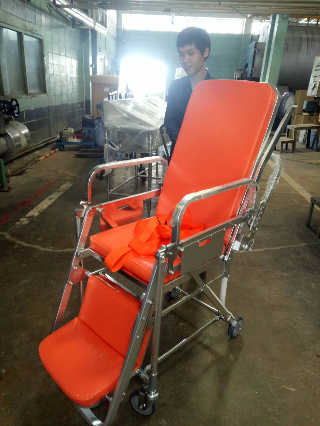 เตียงฉุกเฉินประจำรถพยาบาล (Stretcher) แบบปรับนั่ง-นอน รหัส MEN01