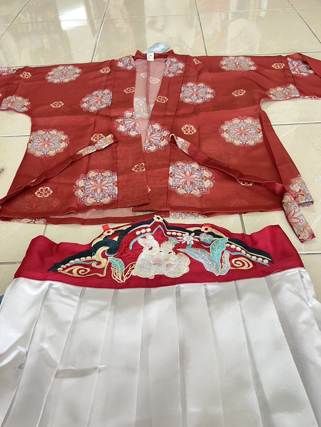 ชุดจีนหญิงฮั่น เสื้อแดง + เดรสขาว