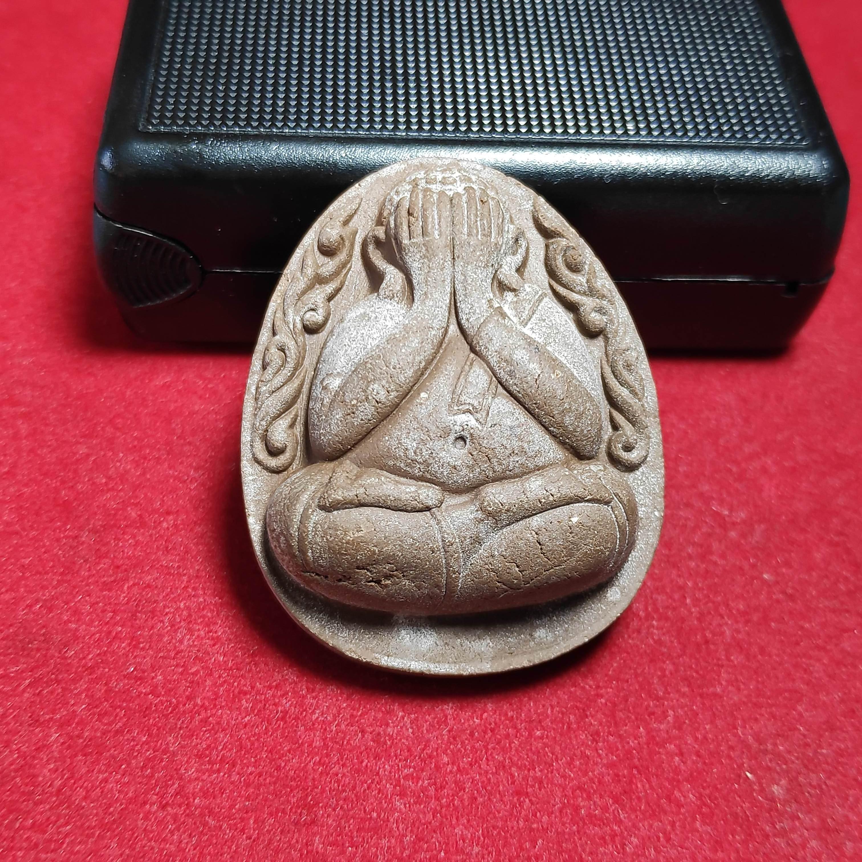 พระปิดตาเนื้อผงพิมพ์จัมโบ้หลวงพ่อก๊กวัดสละบาป จ.สิงห์บุรี