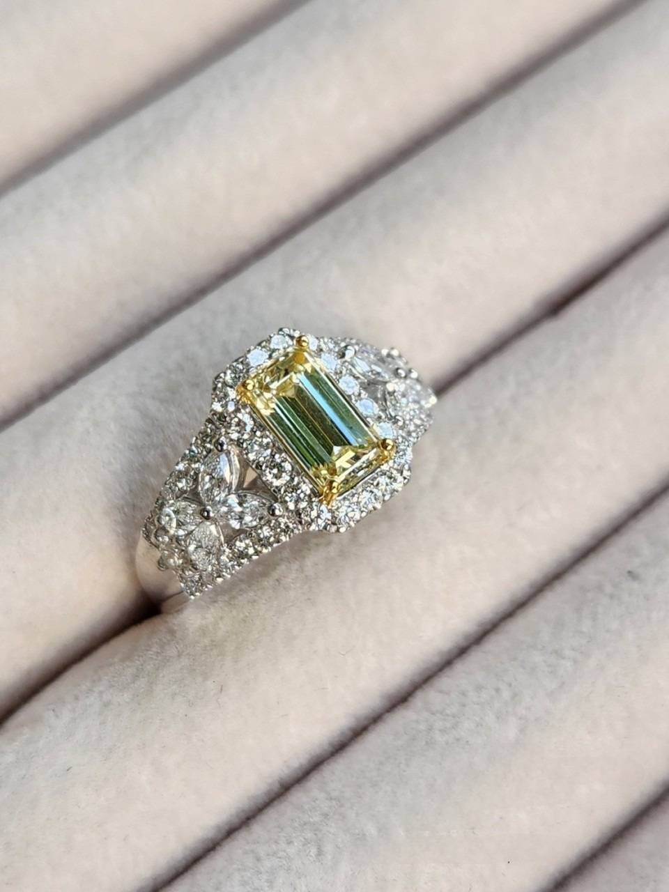 แหวนเพชรแฟนซีแท้สีเหลืองทอง Fancy Yellow Diamond 1.107 cts