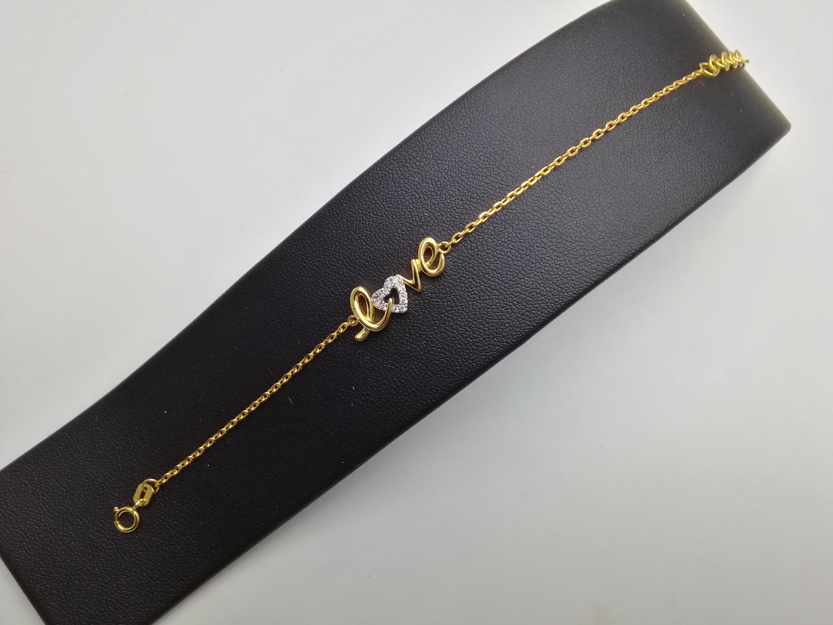 สร้อยข้อมือประดับเพชรแท้