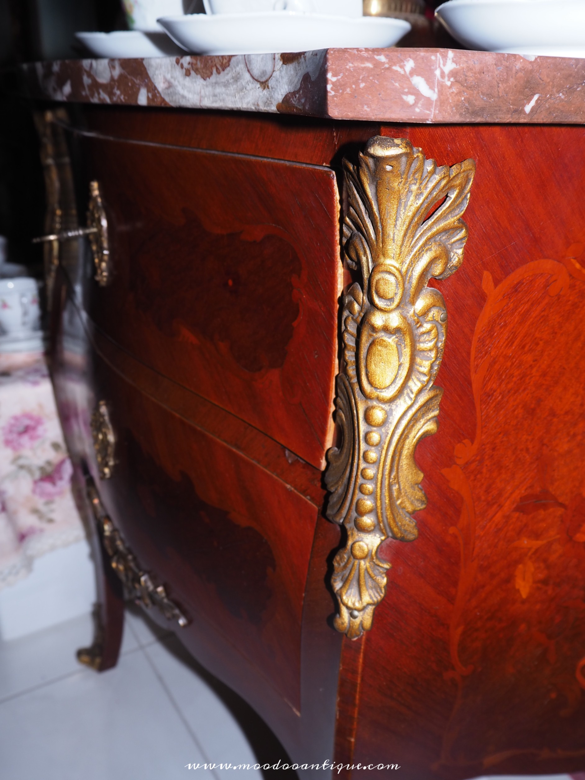 โต๊ะบอมบ์ งานฝรั่งเศส