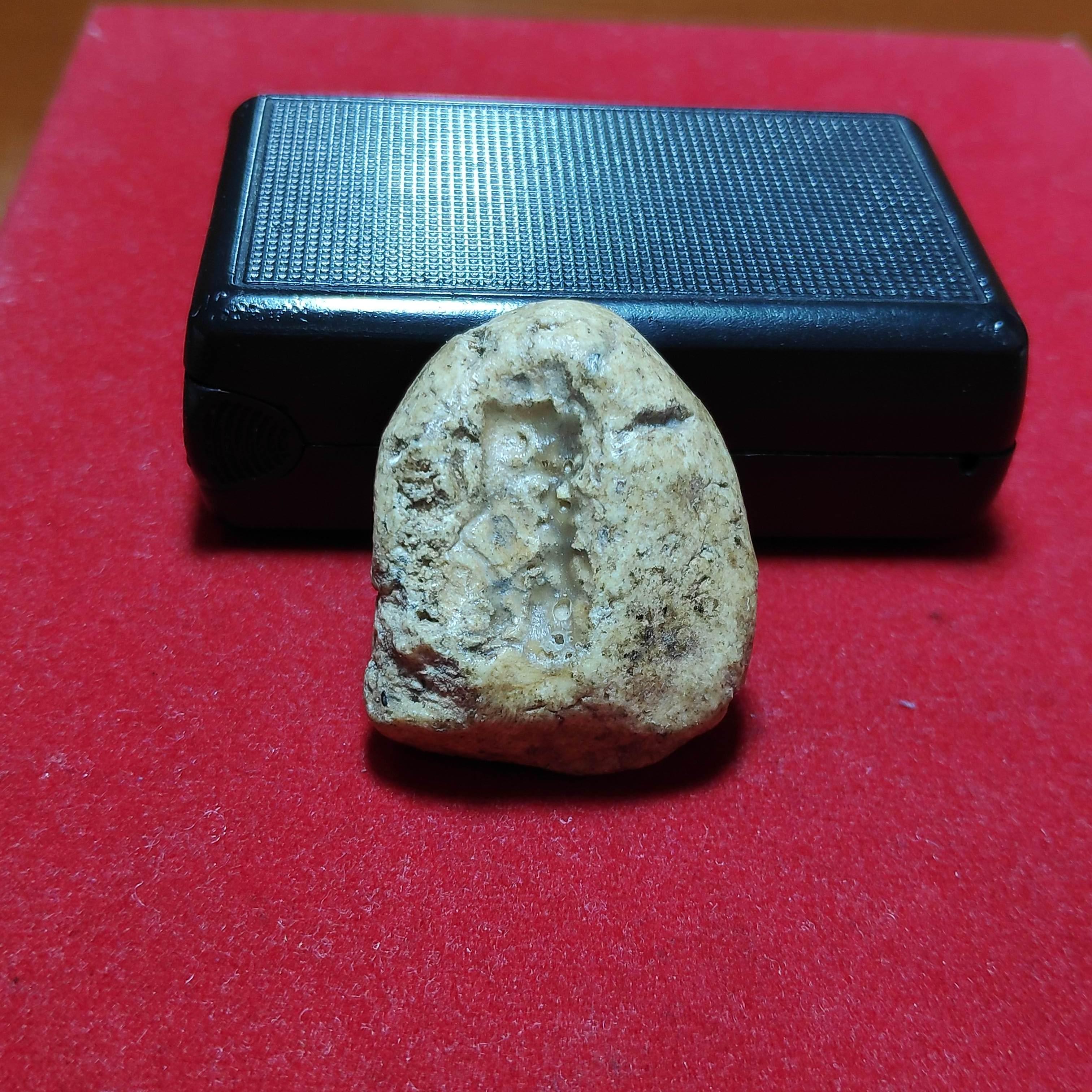 พระปิดตาหลังปั้มยันต์จมเนื้อผงพุทธคุณ