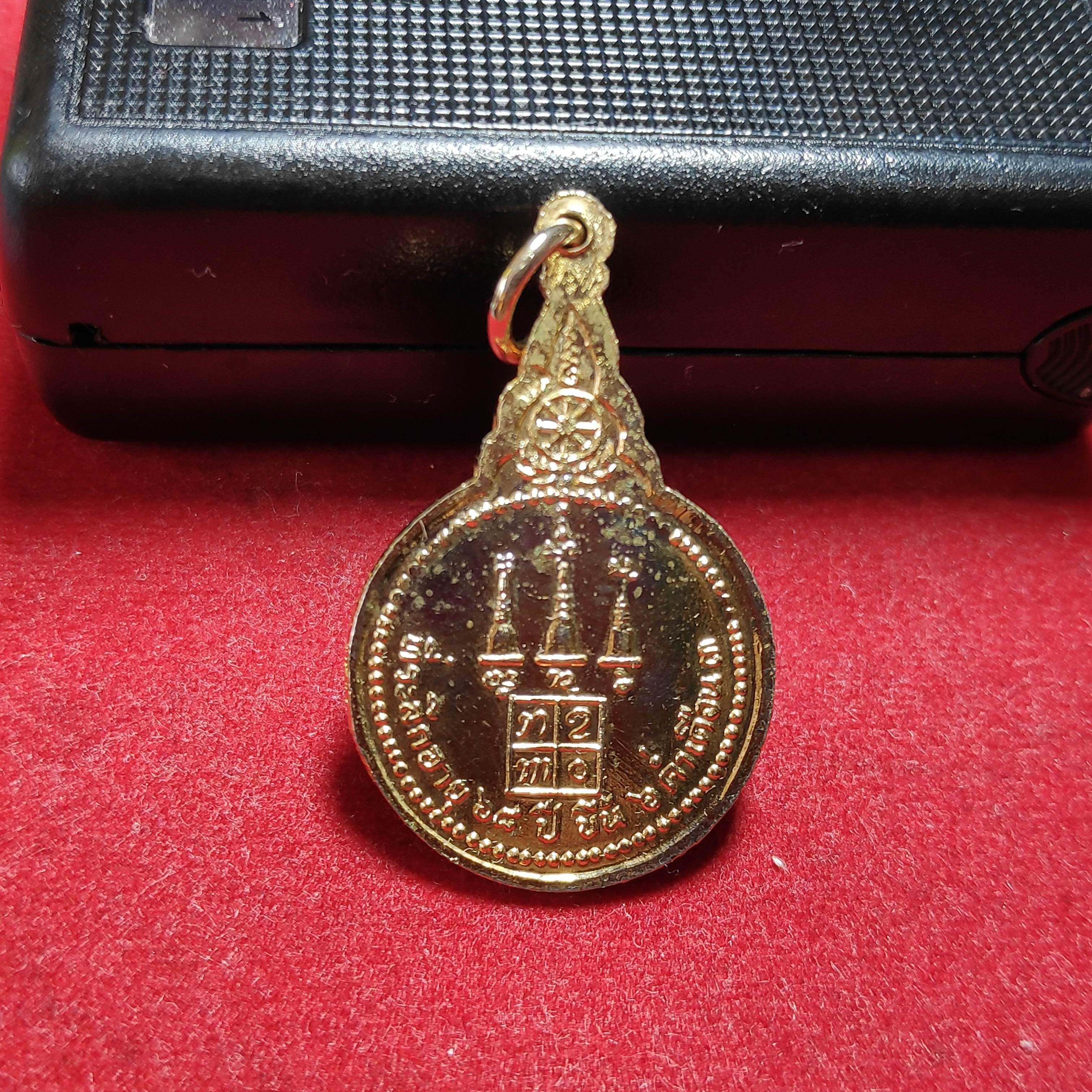 เหรียญลงยาหลวงพ่ออุตตมะรุ่นอายุ68ปี2520