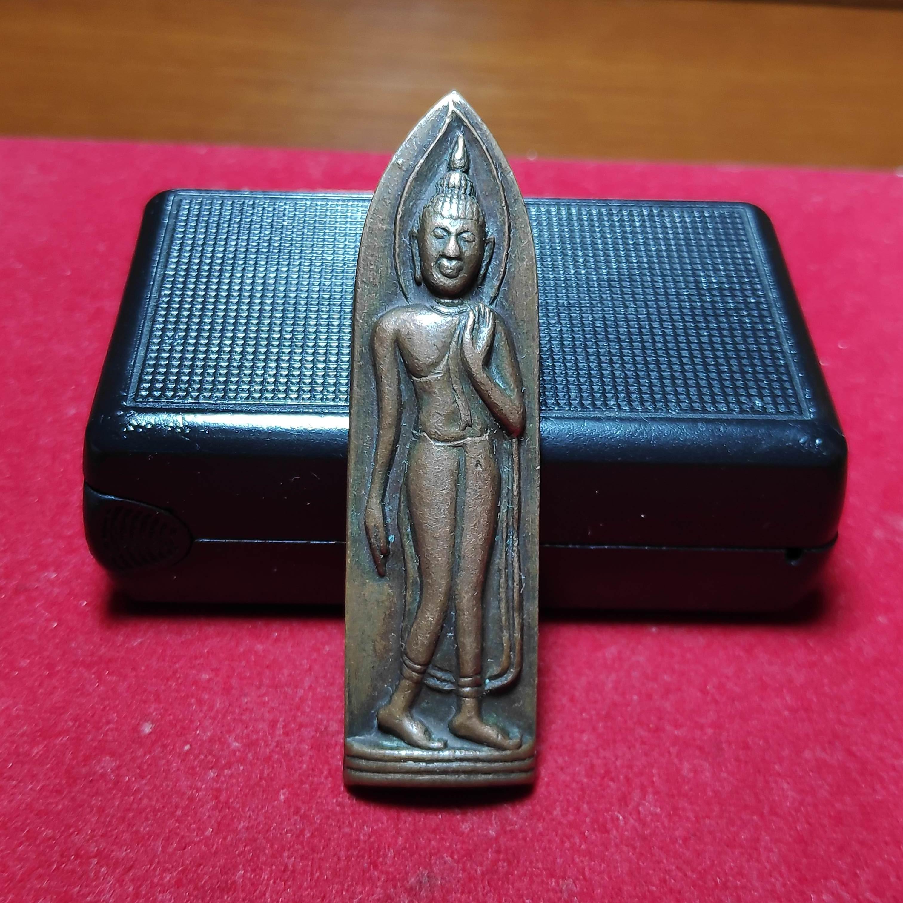 เหรียญพระลีลาพระพุทธมหาลาภหลวงปู่เเหวนปลุกเสก