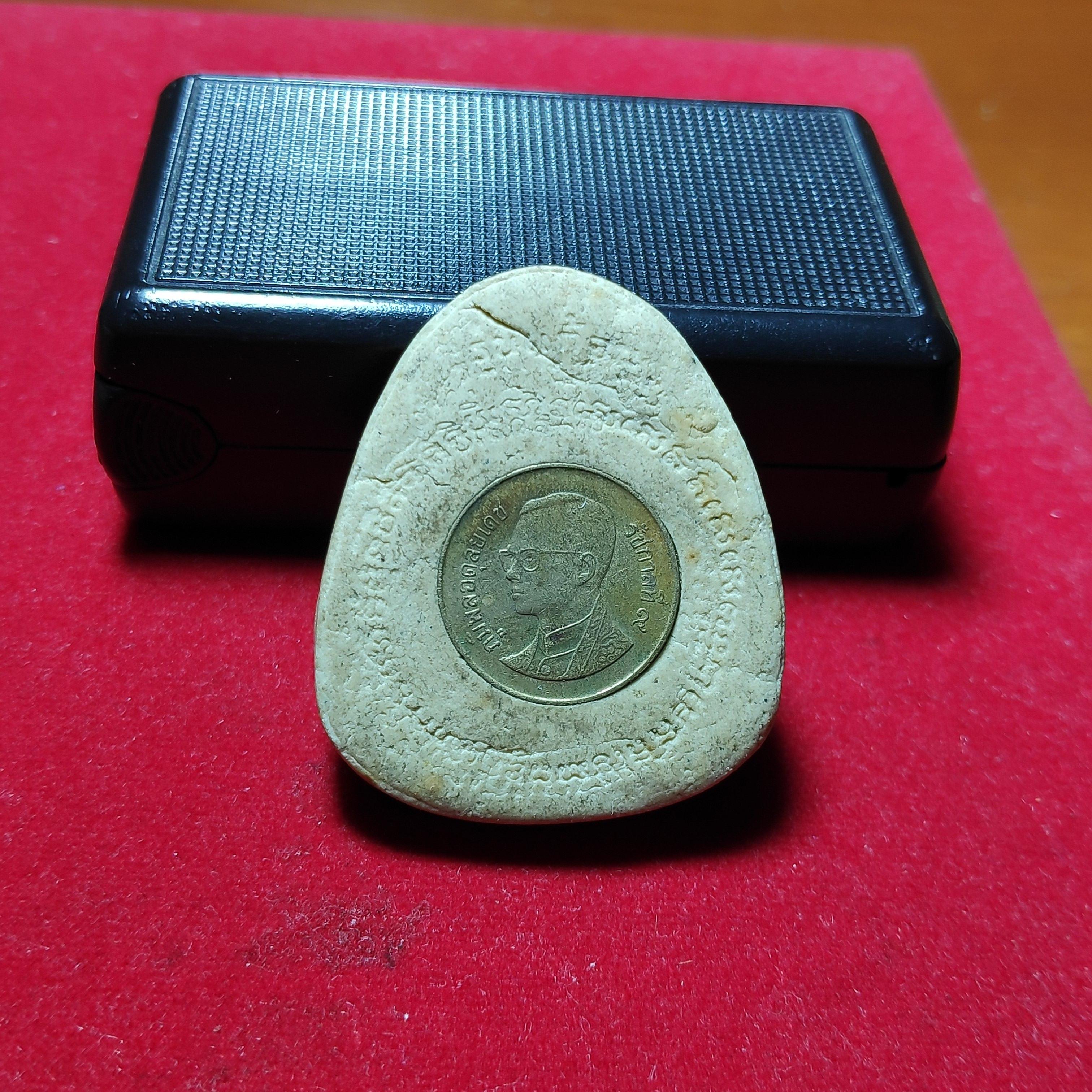 พระปิดตาจัมโบ้หลังฝังเหรียญสตางค์เนื้อผงพุทธคุณ