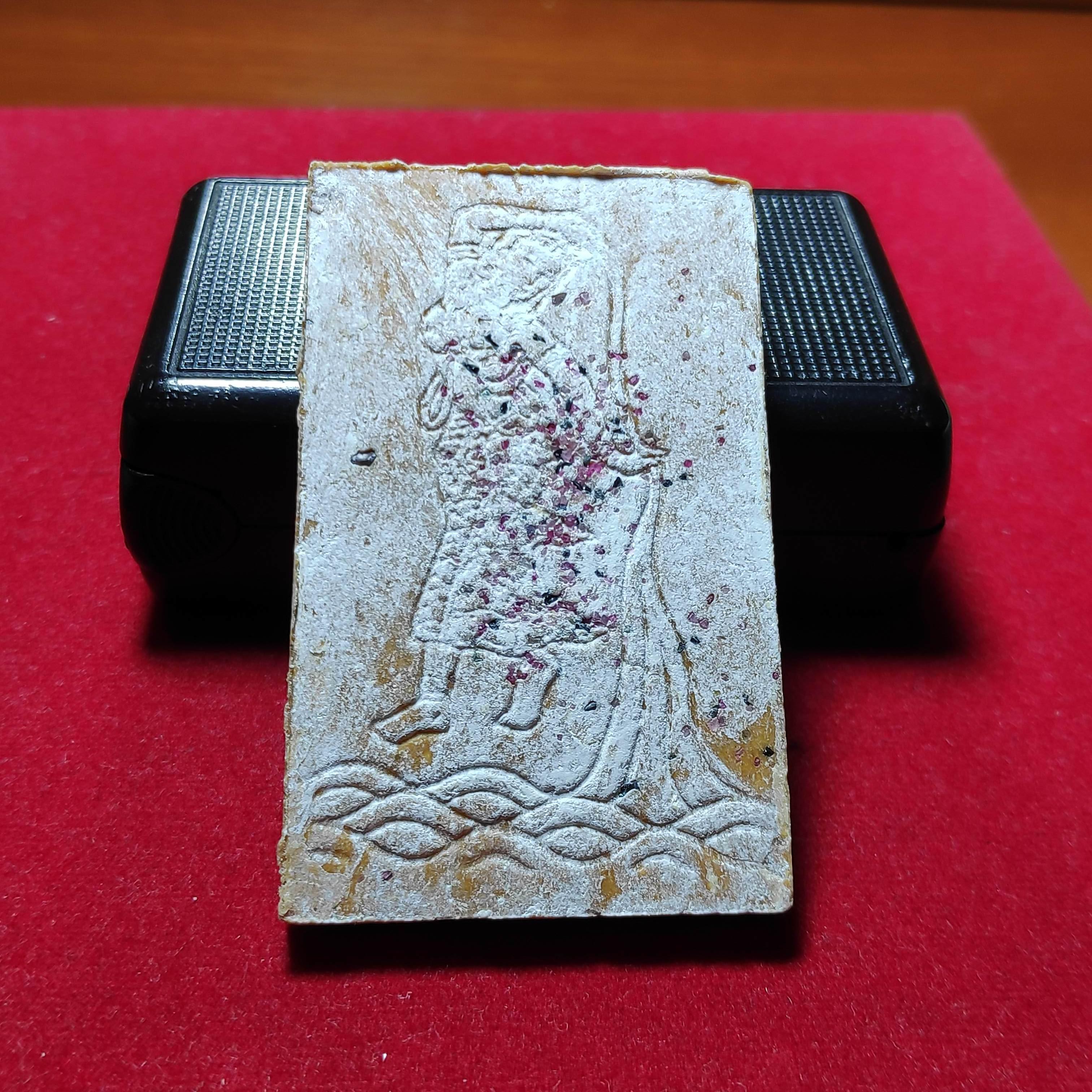 พระสมเด็จปรกโพธิ์หลวงพ่อกวยหลังเเม่ธรณีฝังพลอยเนื้อผงน้ำมัน