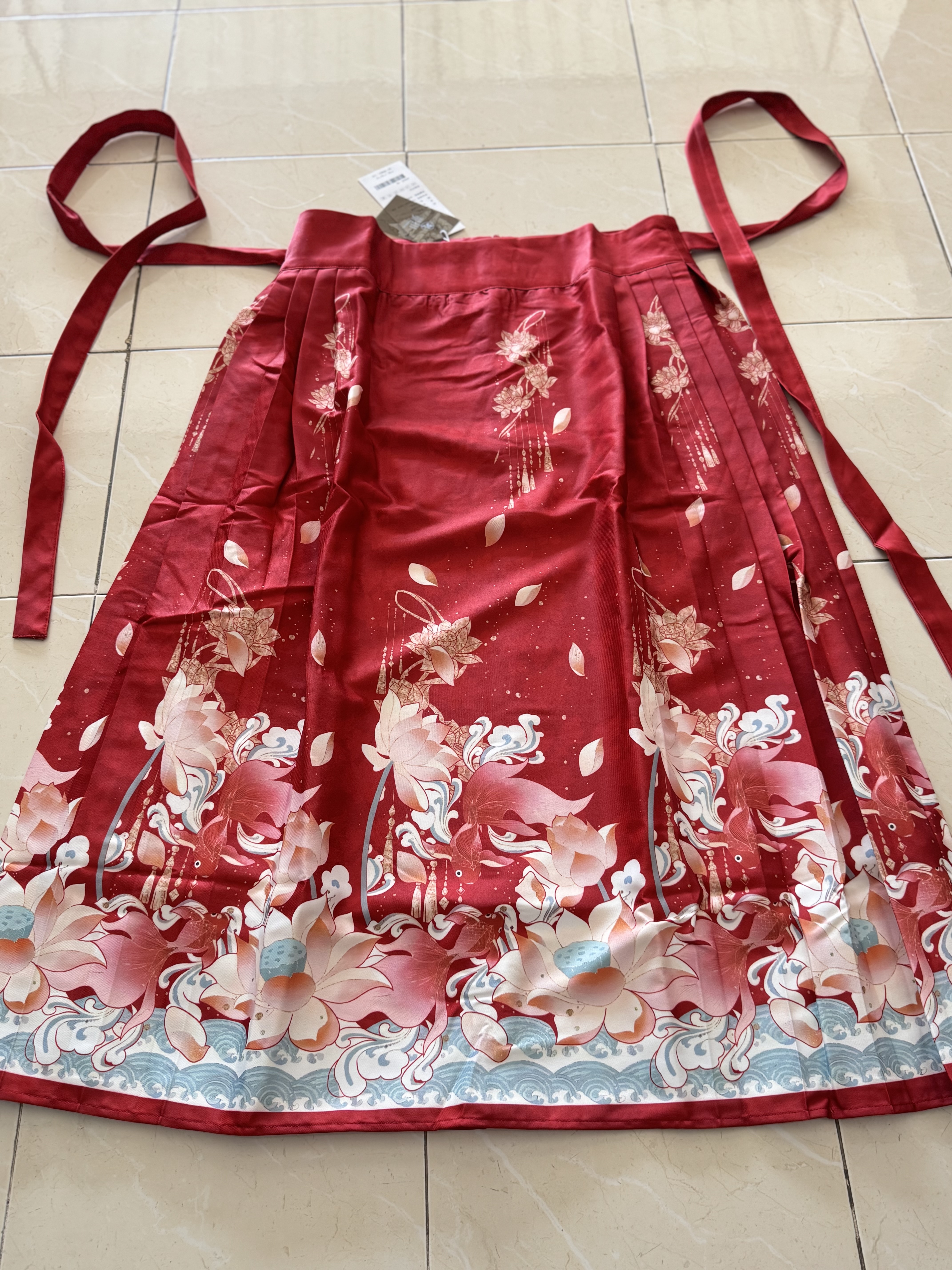 กระโปรงหม่าเมี่ยนยาว สีแดงลายดอกไม้+ปลา เอวซิป 38“ รหัส 446 สินค้าพร้อมส่ง