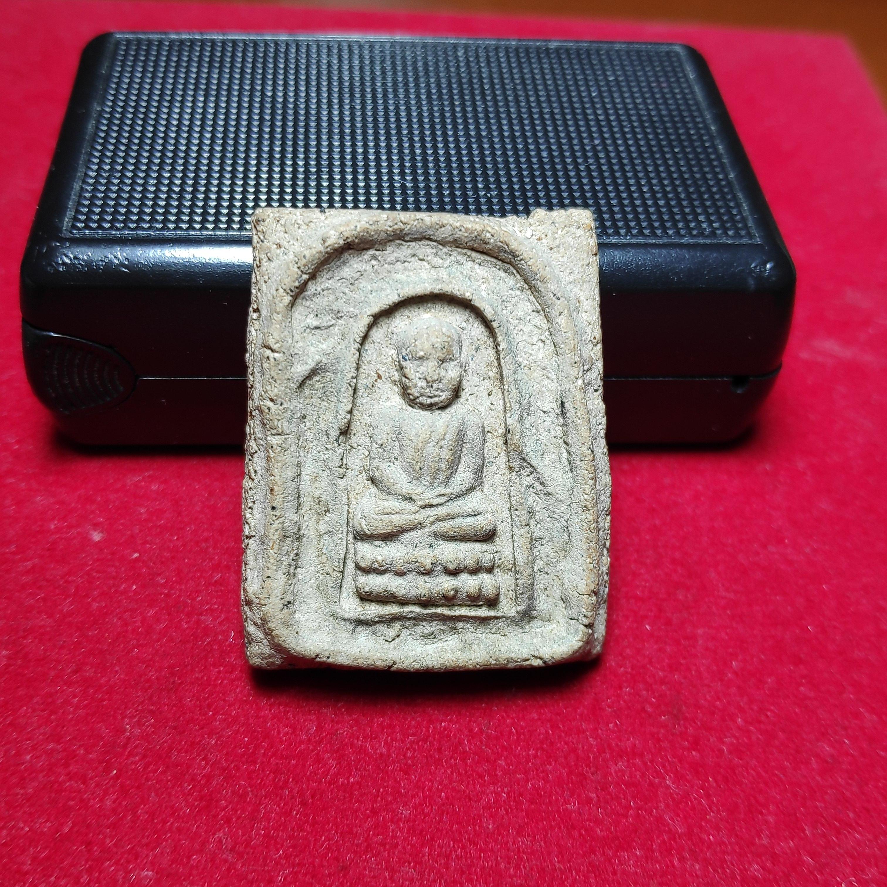 พระหลวงปู่ทวดวัดช้างให้พิมพ์พระรอดเนื้อว่าน