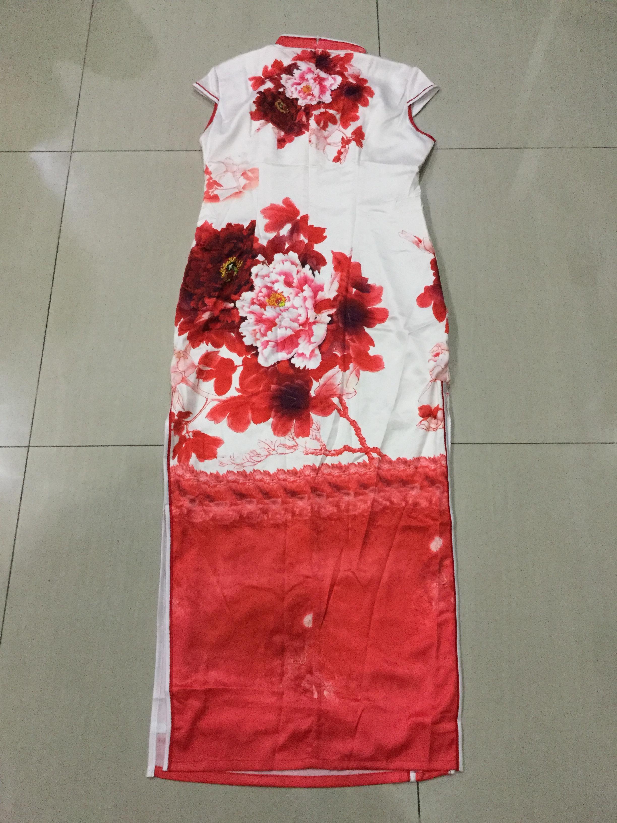 กี่เพ้ายาว ผ้าไหมสีขาวลายดอกแดง รหัส 10/158 สินค้าพร้อมส่ง