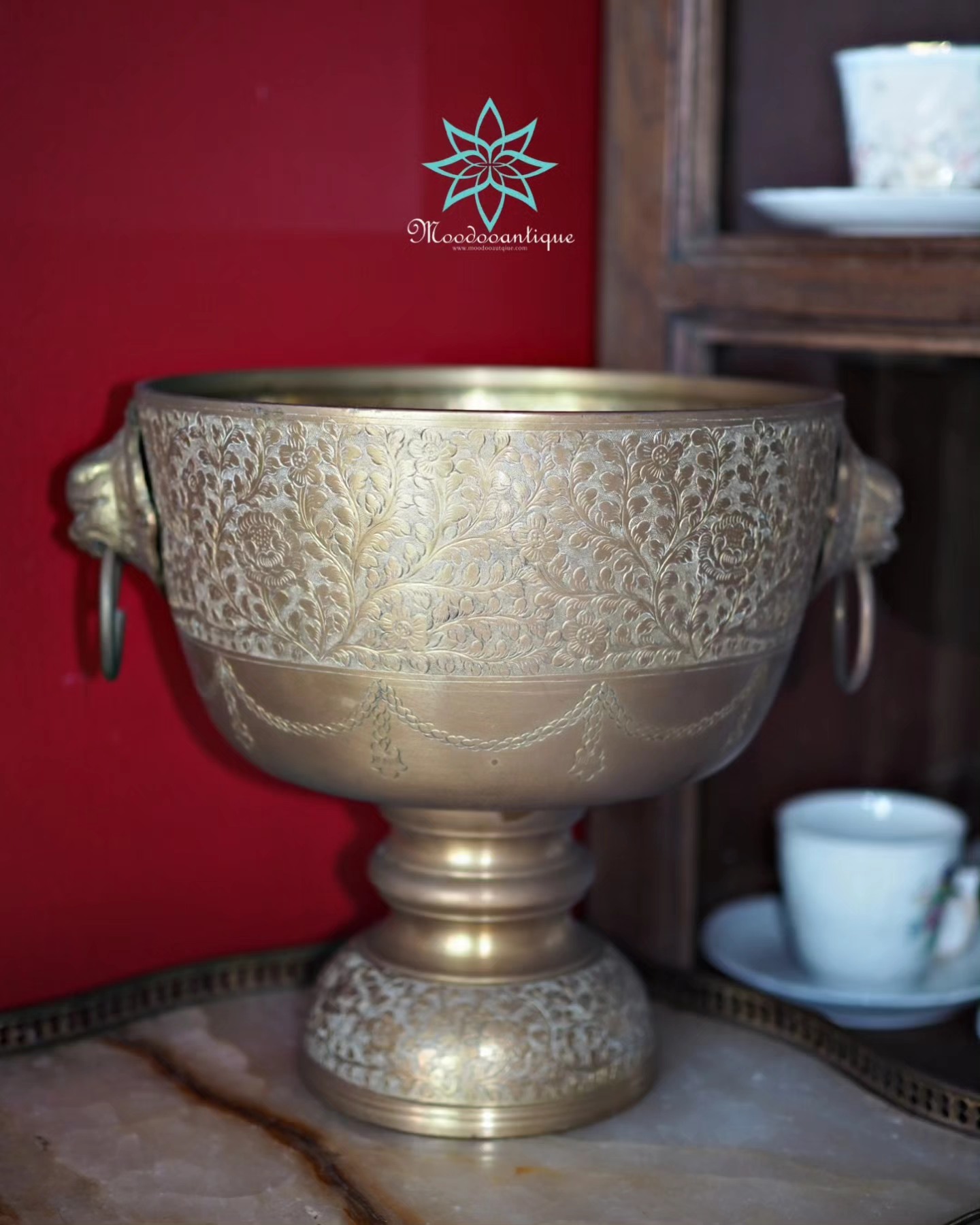 ขันทองเหลืองหูสิงห์ตอกลาย