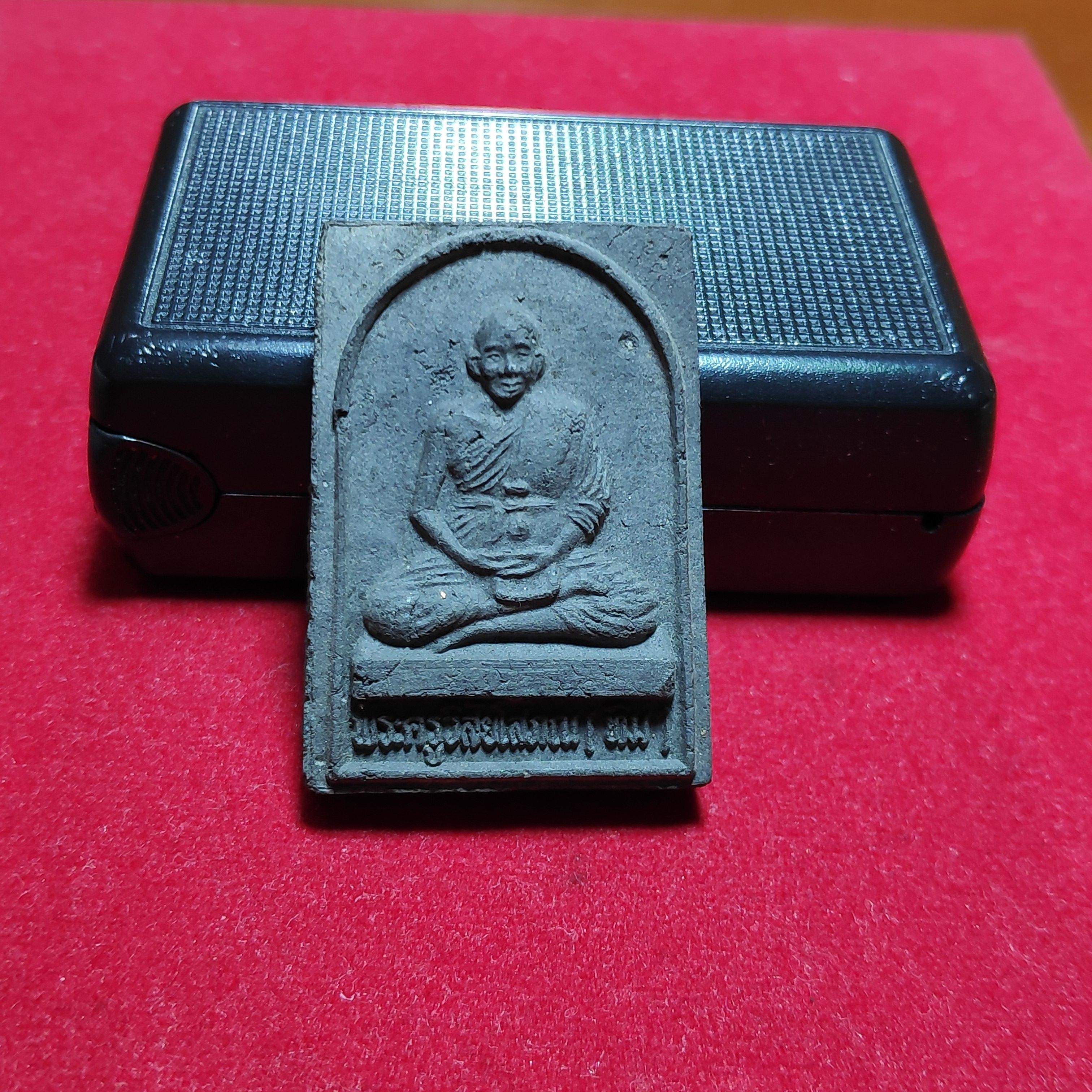 พระผงรูปเหมือนพระอาจารย์ทิมวัดช้างให้ปี2537