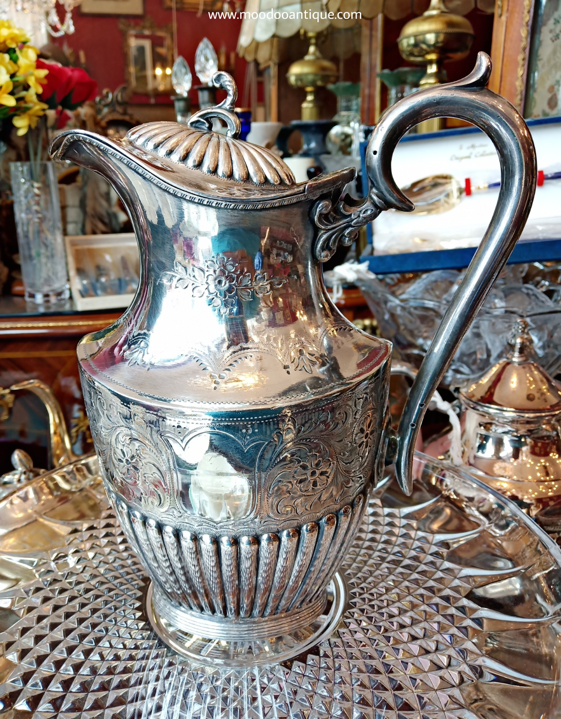 โถเครื่องเงินสำหรับใส่เครื่องดื่มจากอังกฤษ