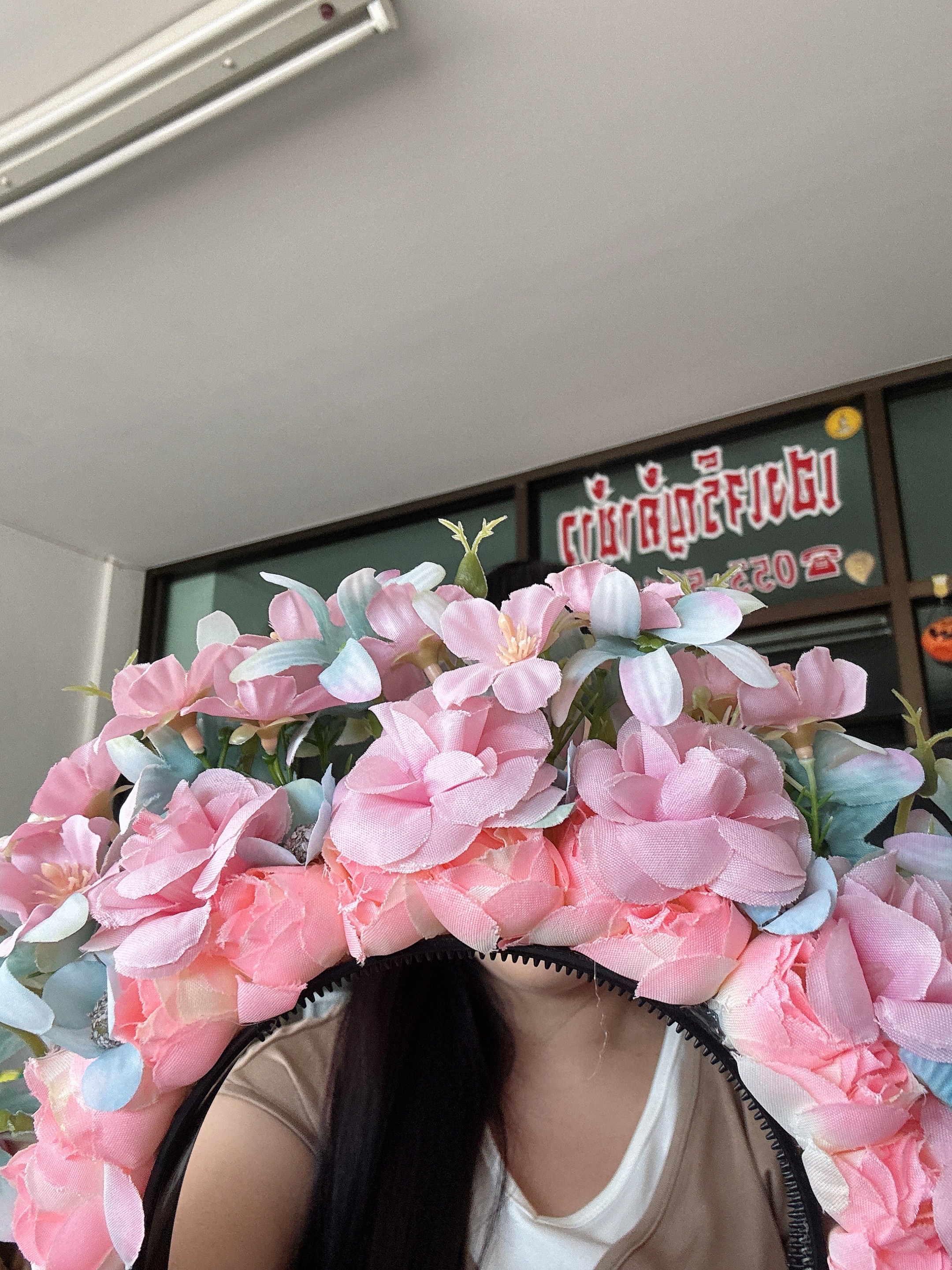 ที่คาดผมดอกกุหลาบสีบานเย็นของดอกชมพูฟ้า