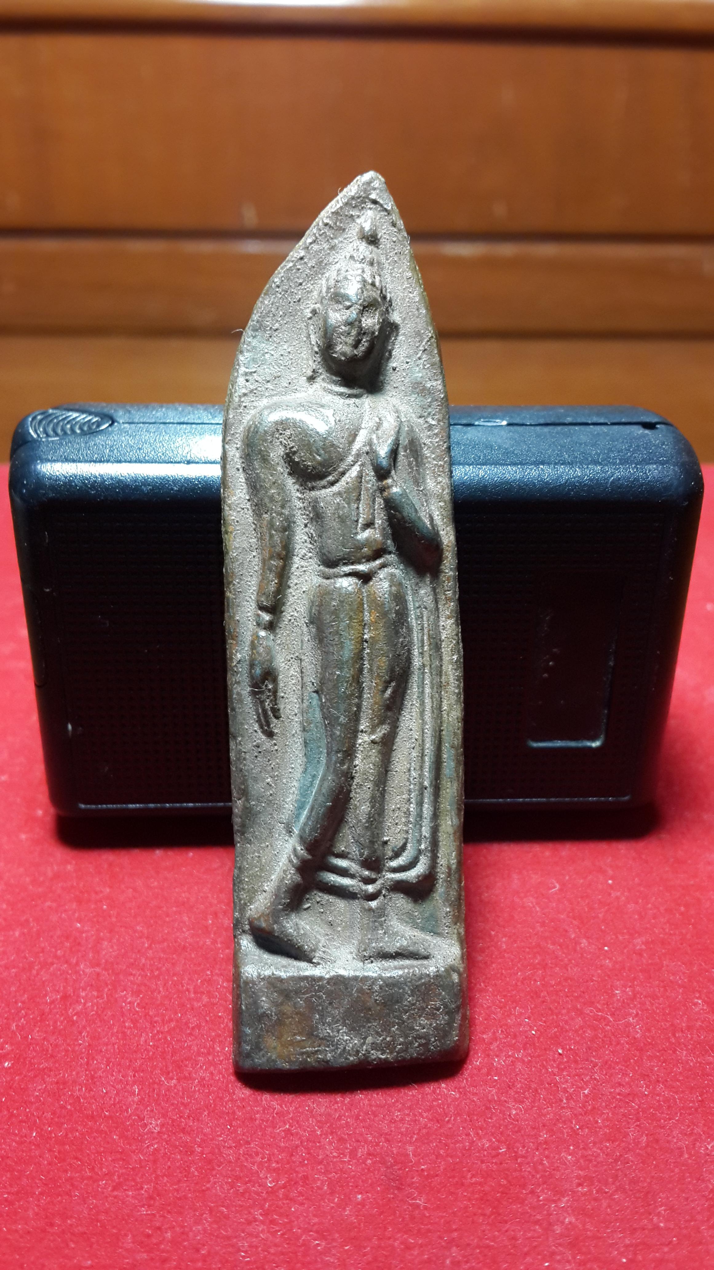 พระลีลาฝักดาบหลังลายผ้าเนื้อชิน สุโขทัย