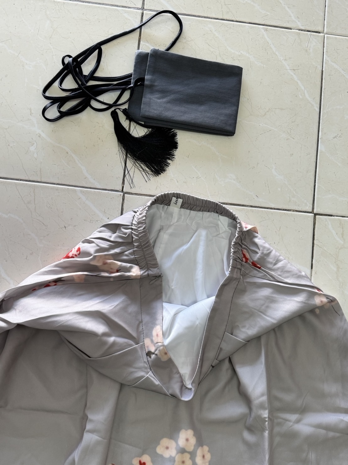 ชุดหม่าเมี่ยนยาว เสื้อขาว+กระโปรงเทา รหัส 589