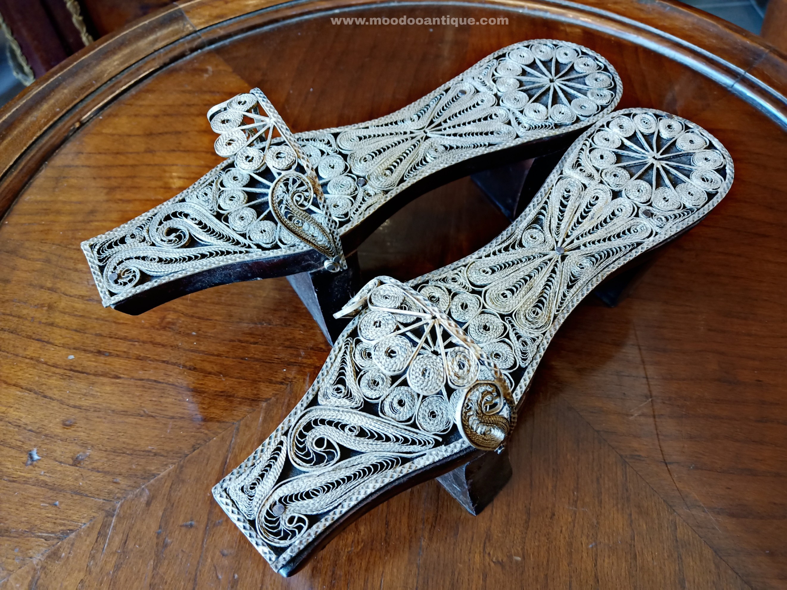 รองเท้าปักไม้ Turkish