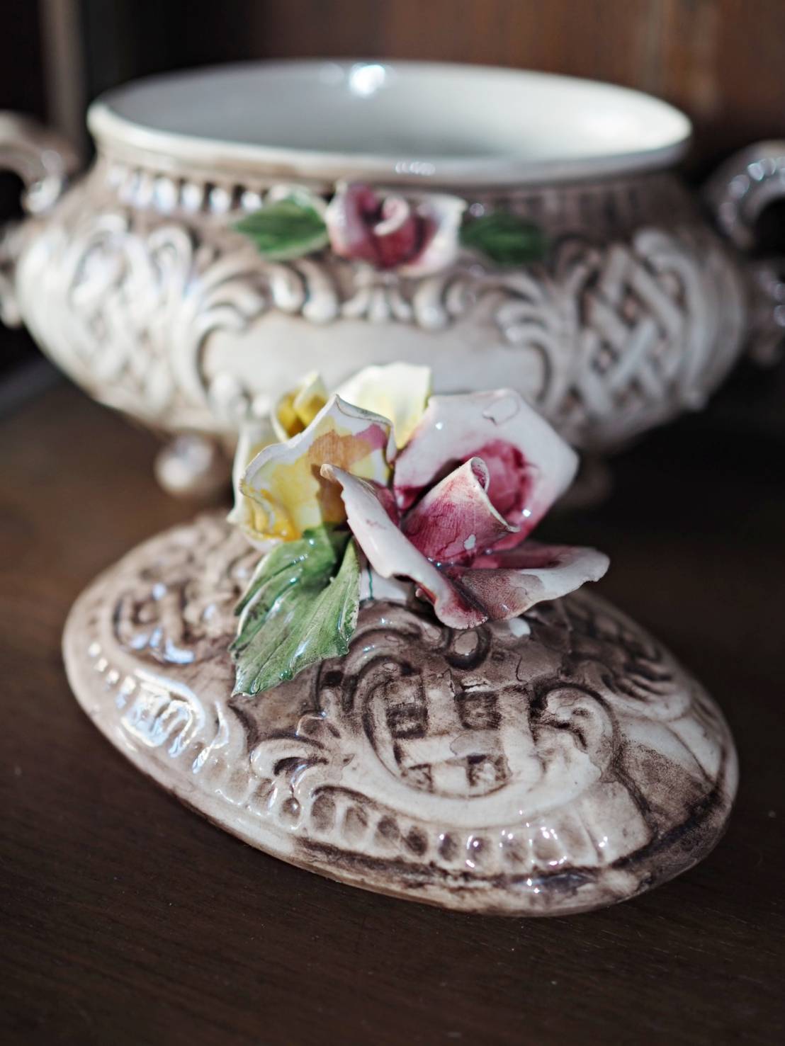 โถมีฝาปิด งานกระเบื้องดินเผาจากอิตาลี