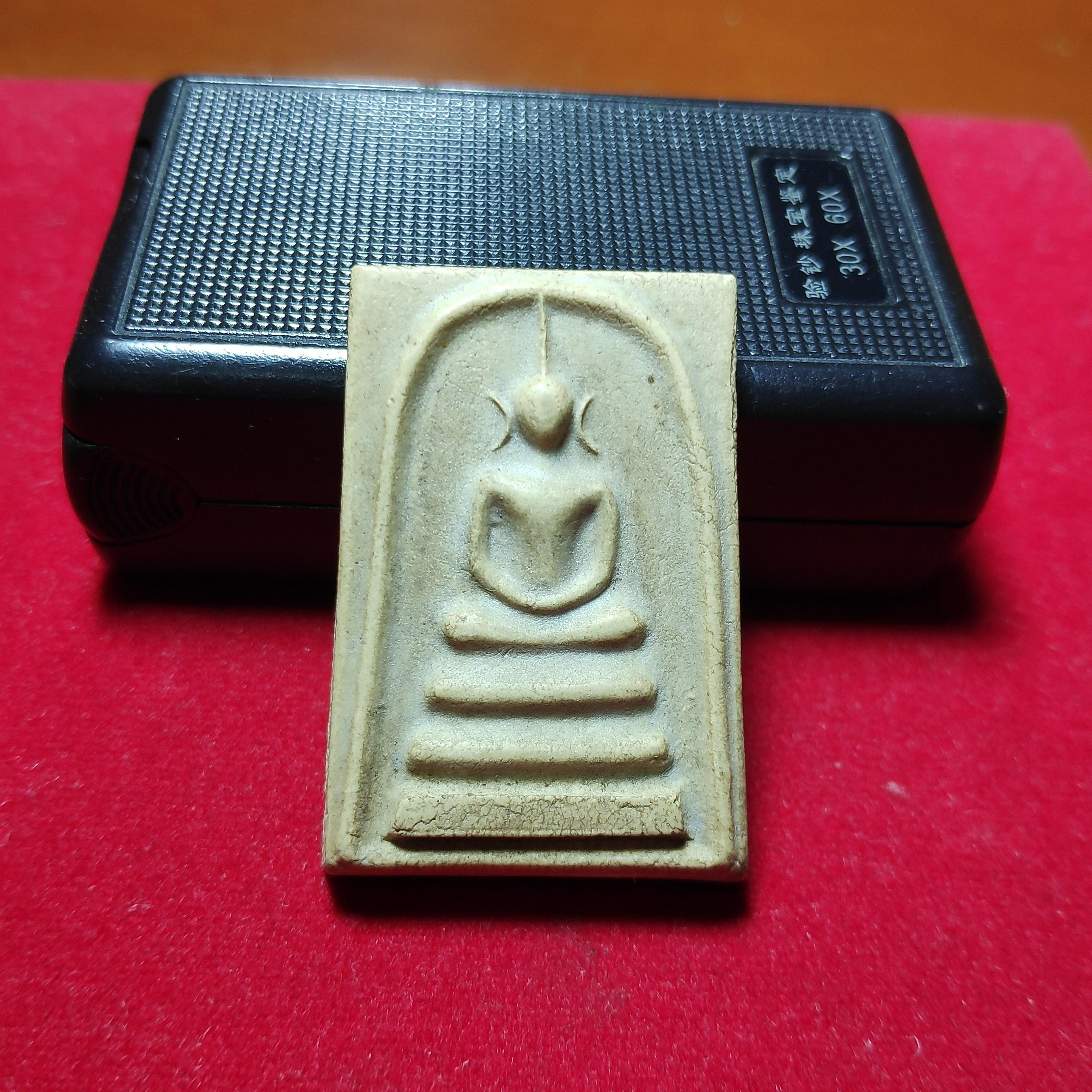 พระสมเด็จหลังรูปเหมือนหลวงพ่อมุมวัดปราสาทเยอร์เนื้อผงพุทธคุณ