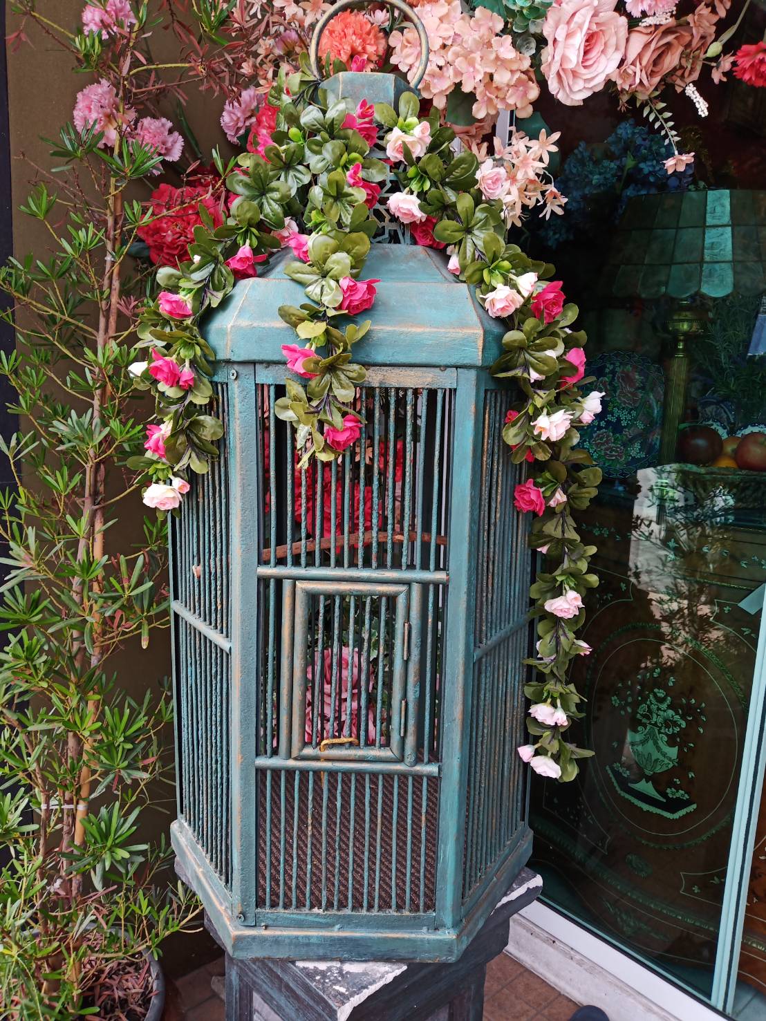 กรงเหล็กทำสี 8 เหลี่ยม