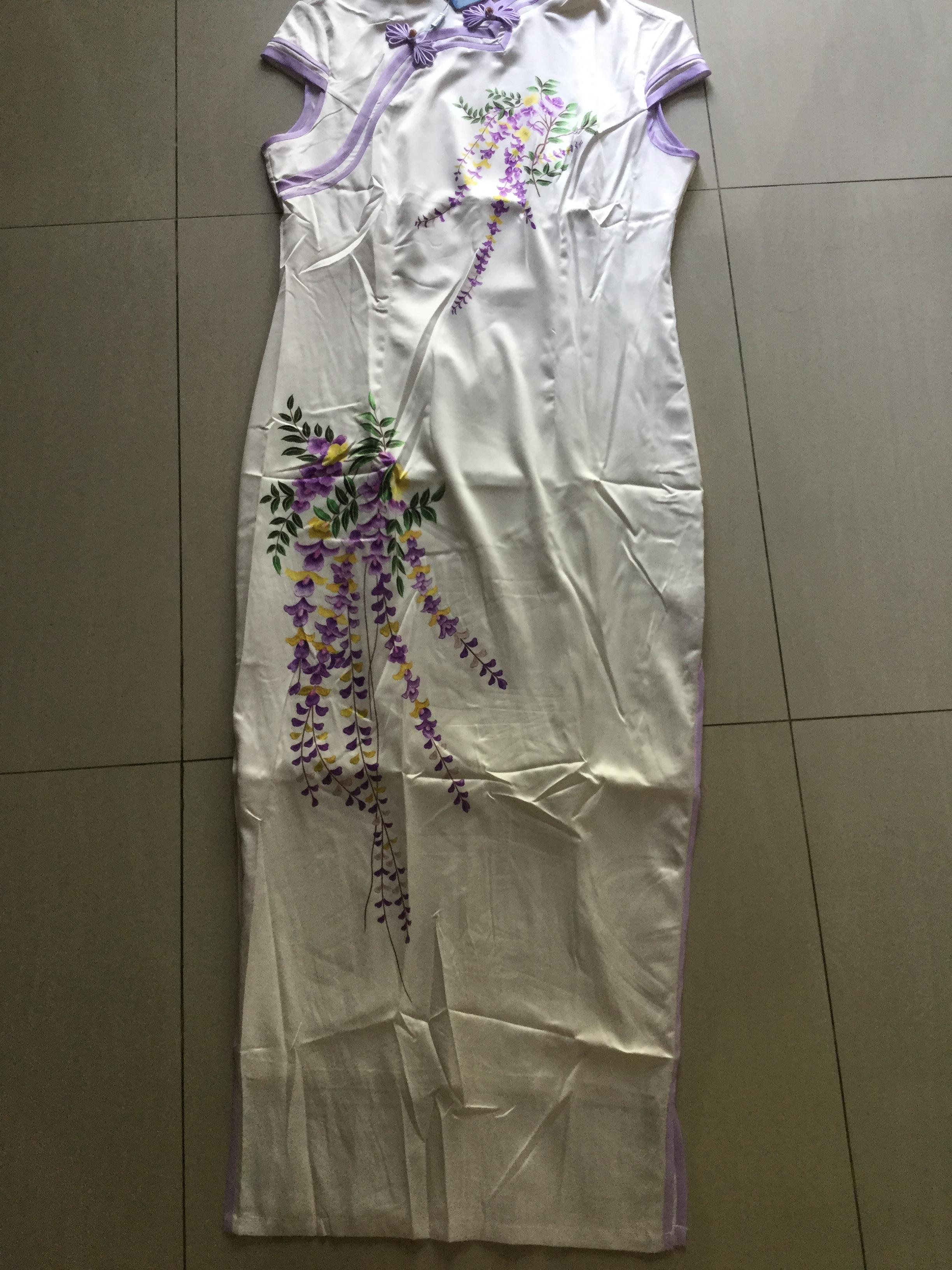 กี่เพ้ายาว ผ้าไหมผสม สีขาวลายดอกม่วง . รหัส VIO 141 สินค้าพร้อมส่ง