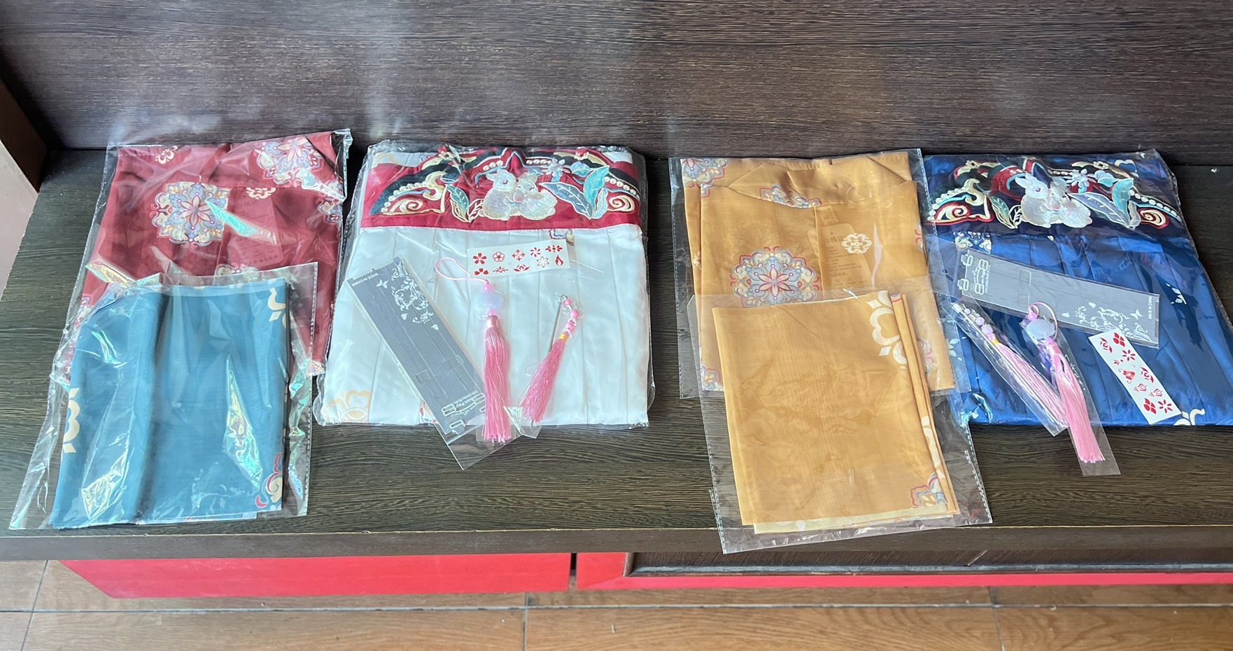 ชุดจีนหญิงฮั่นสีแดงขาว เช่า 550 มัดจำ 700