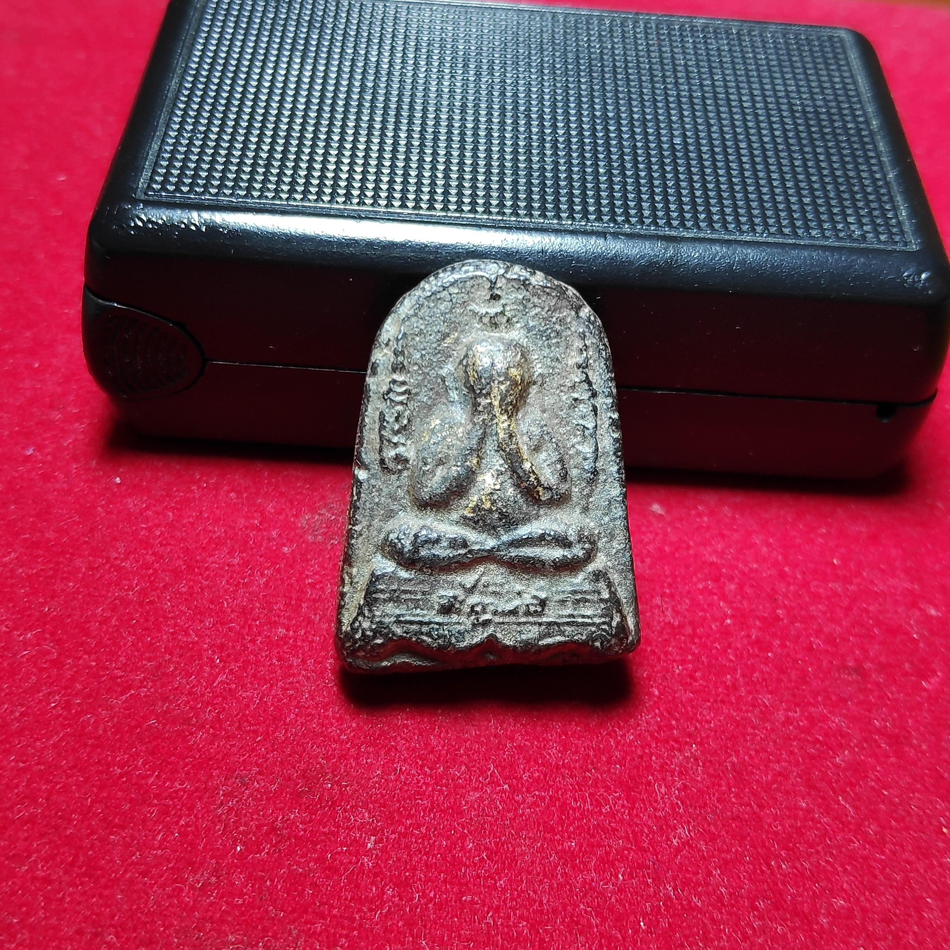 พระปิดตาข้างยันต์หลังเบี้ยเนื้อตะกั่ว