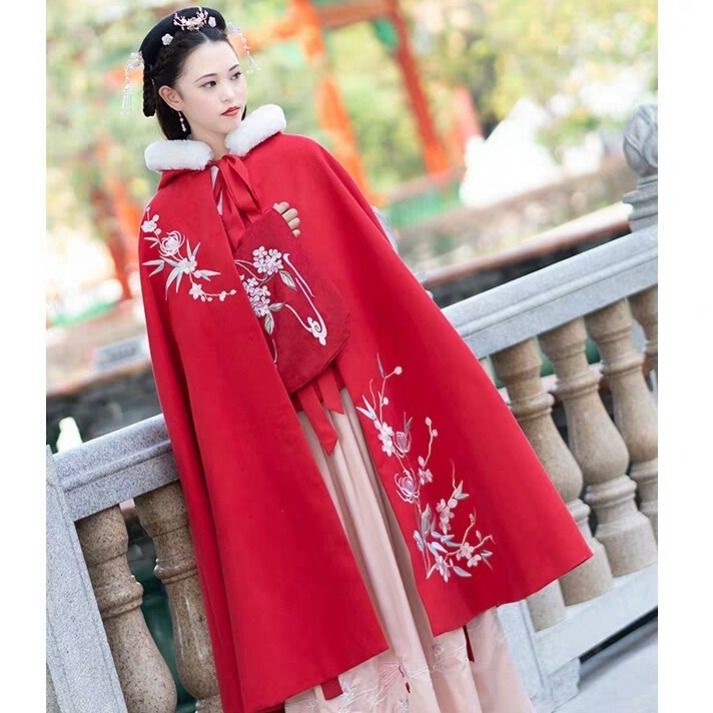 เสื้อคลุม ผ้ากำมะหยี่ สีแดง #1 ลายปัก สินค้าพร้อมส่ง