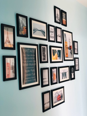 ชุดกรอบรูปติดผนัง London (Black20) กรอบรูปไม้สีดำ 20 ชิ้น พร้อมภาพตามแบบและวัสดุติดตั้ง