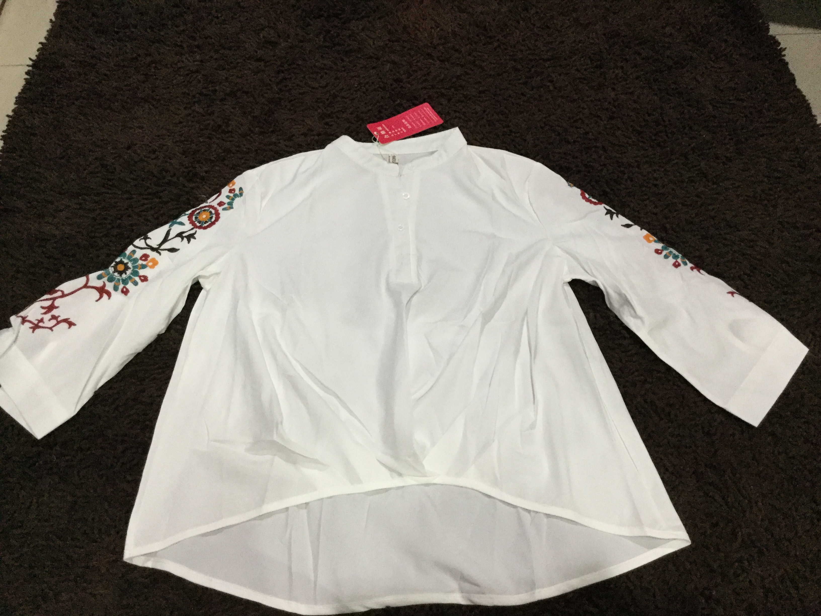 เสื้อแขนสี่ส่วน เนื้อดี ใส่สบาย รหัส WF 47. สีขาวลายปักดอก