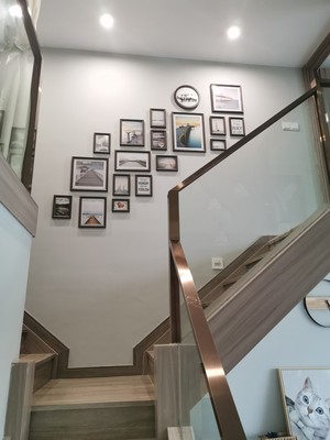 ชุดกรอบรูปติดผนังบันได Stairway18 (View) กรอบรูปไม้ 17 ชิ้นพร้อมภาพตามแบบ + รูปแคนวาส 1 ชิ้น และวัสดุติดตั้ง