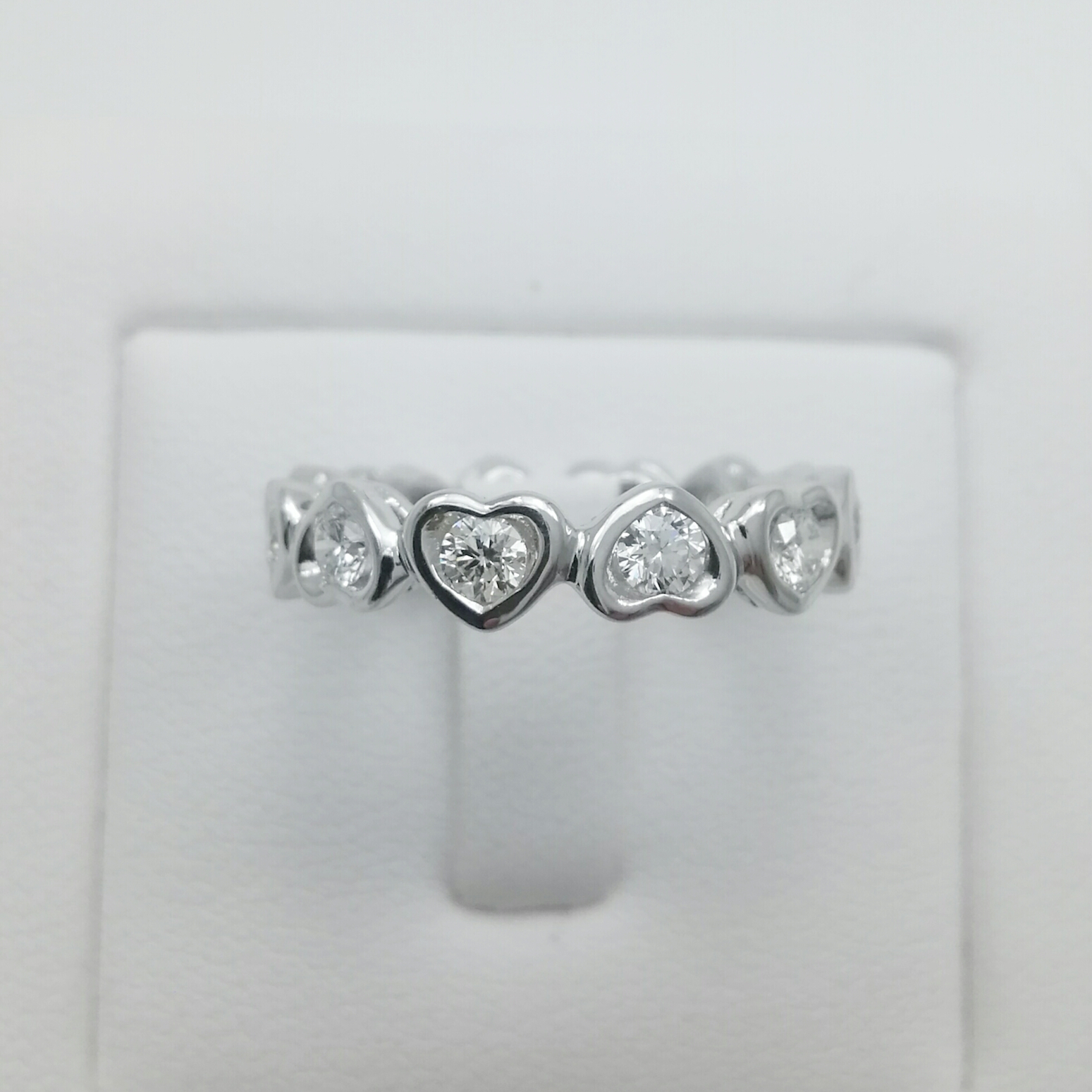 แหวนเพชรหัวใจน้ำหนักเพชรรวม 1.20 กะรัต