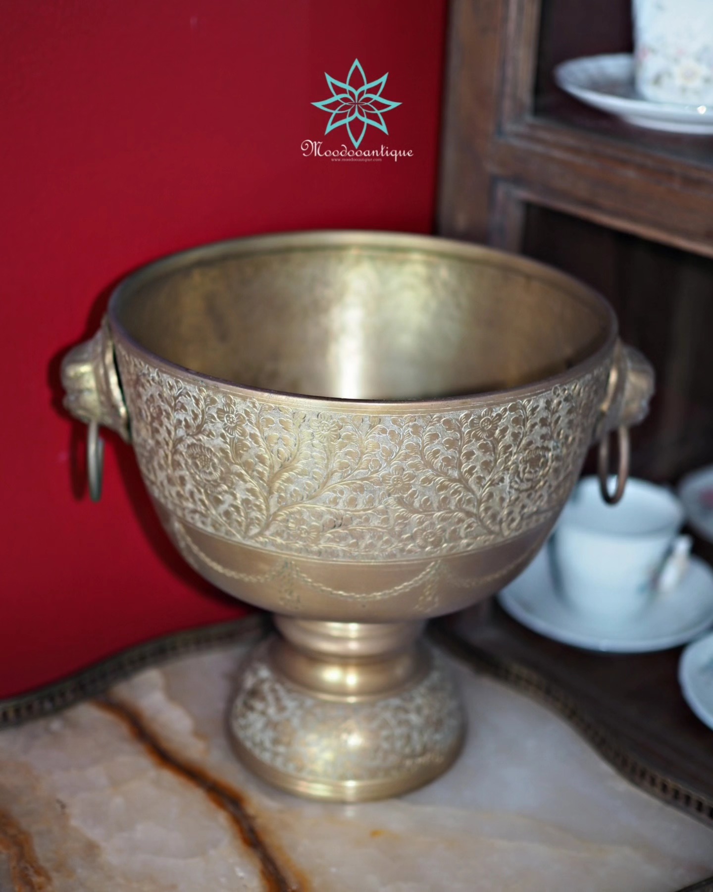 ขันทองเหลืองหูสิงห์ตอกลาย