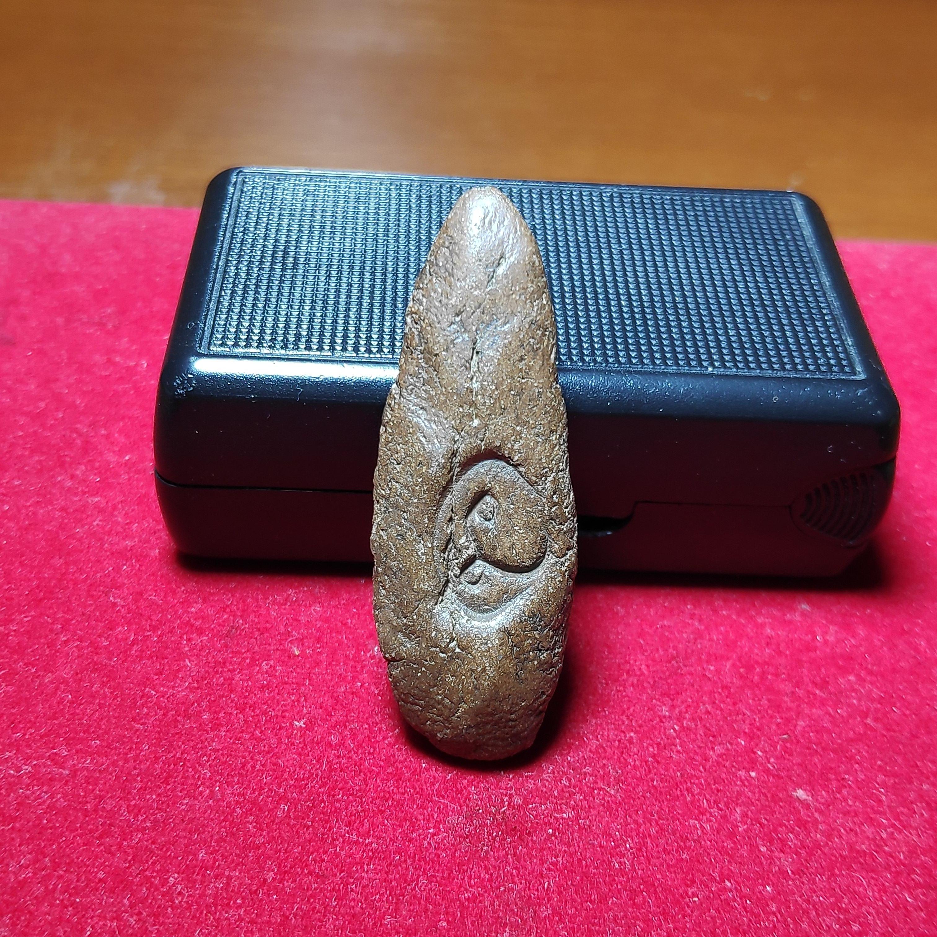 พระร่วงปางเปิดโลกหลังยันต์นะกรุเตาทุเรียงเนื้อดิน จ.สุโขทัย