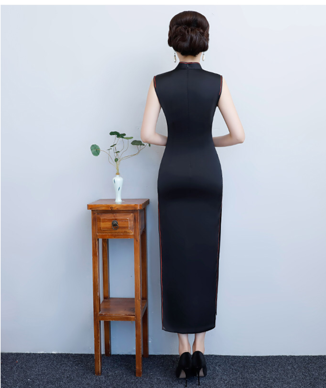 กี่เพ้ายาว ผ้าไหมสีนำ้เงิน แขนกุด รหัส VIP 214 สินค้าพร้อมส่ง