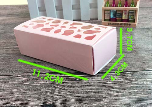 โปรโมชั่น//กล่องมาการองใส่ 4 ชิ้น ลายฉลุ 5.8x12.8x4 สีขาว **แพ็ค 50 ใบ**