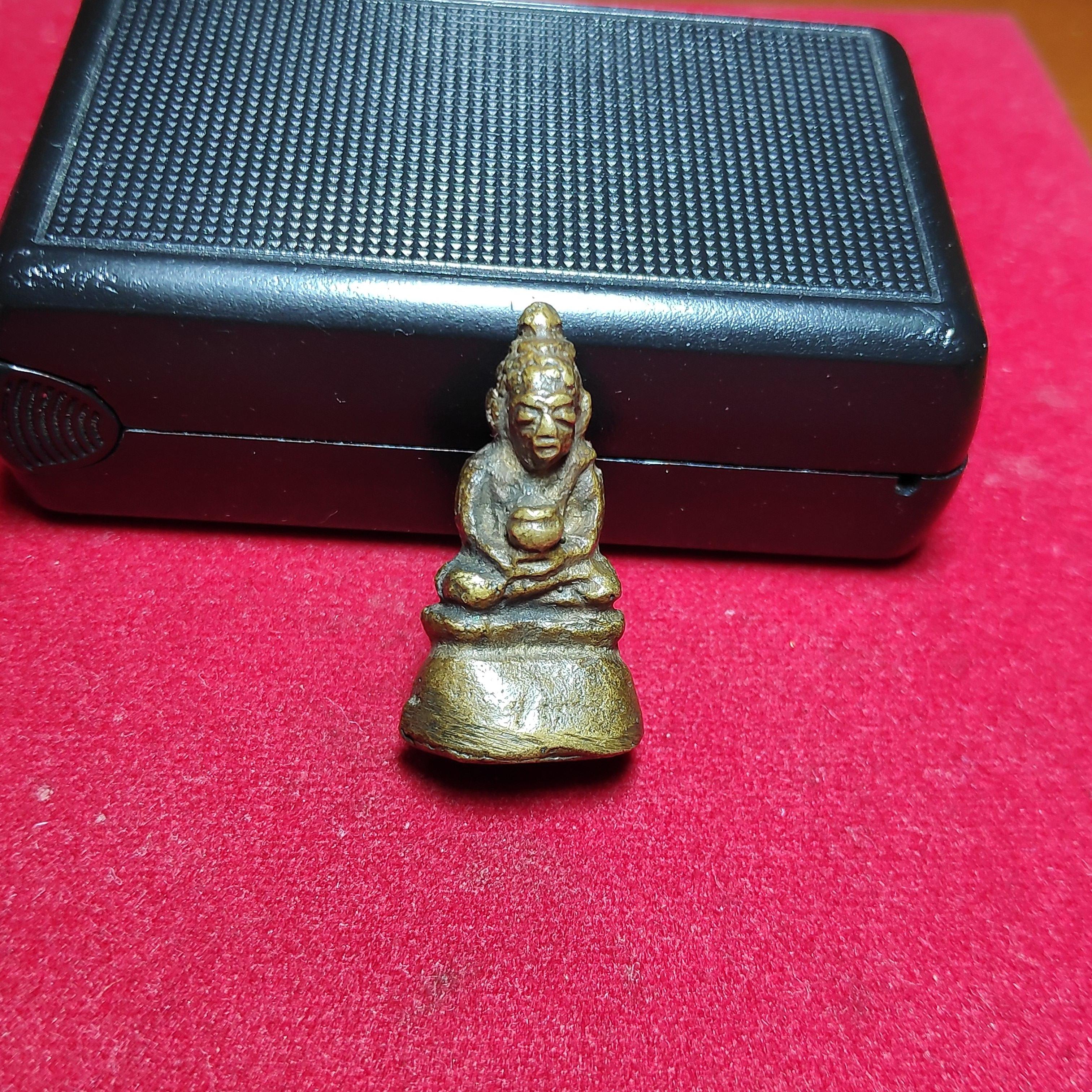 รูปหล่อโบราณพระชัยวัฒน์ปางอุ้มบาตร