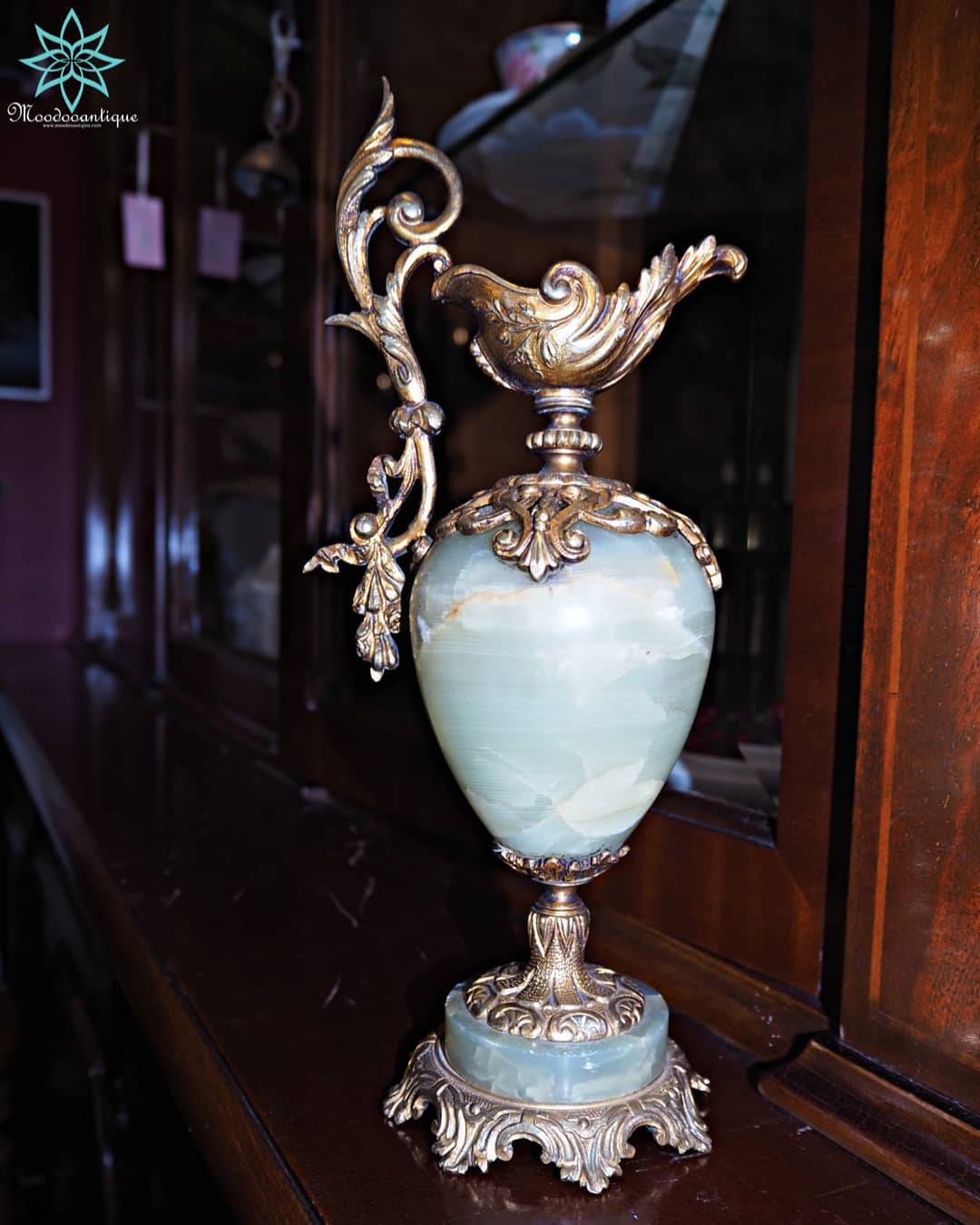 หินแกะสลักประดับบรอนซ์ทรงแจกัน