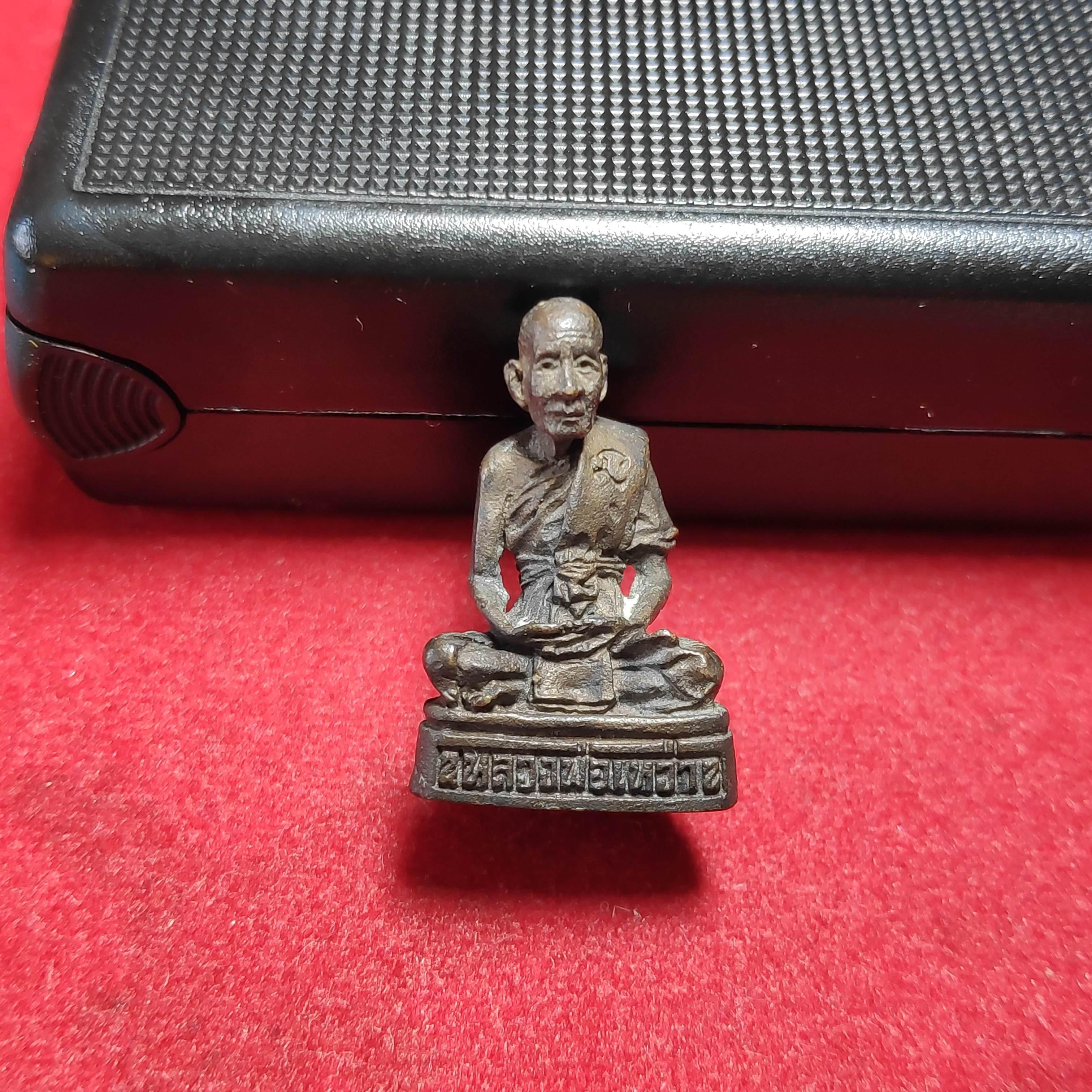 รูปหล่ออุดกริ่งหลวงพ่อเหว่าวัดหนองเต่าเขากะลา จ.นครสวรรค์