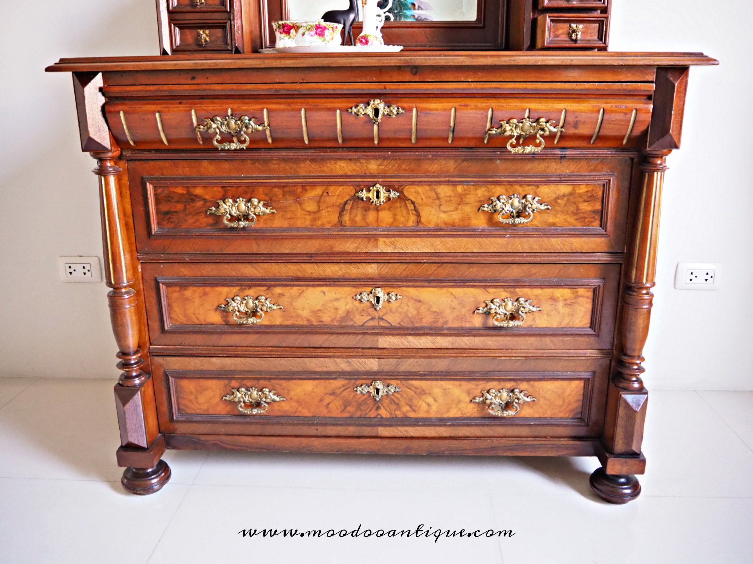 โต๊ะเครื่องแป้งไม้วอล์นัท