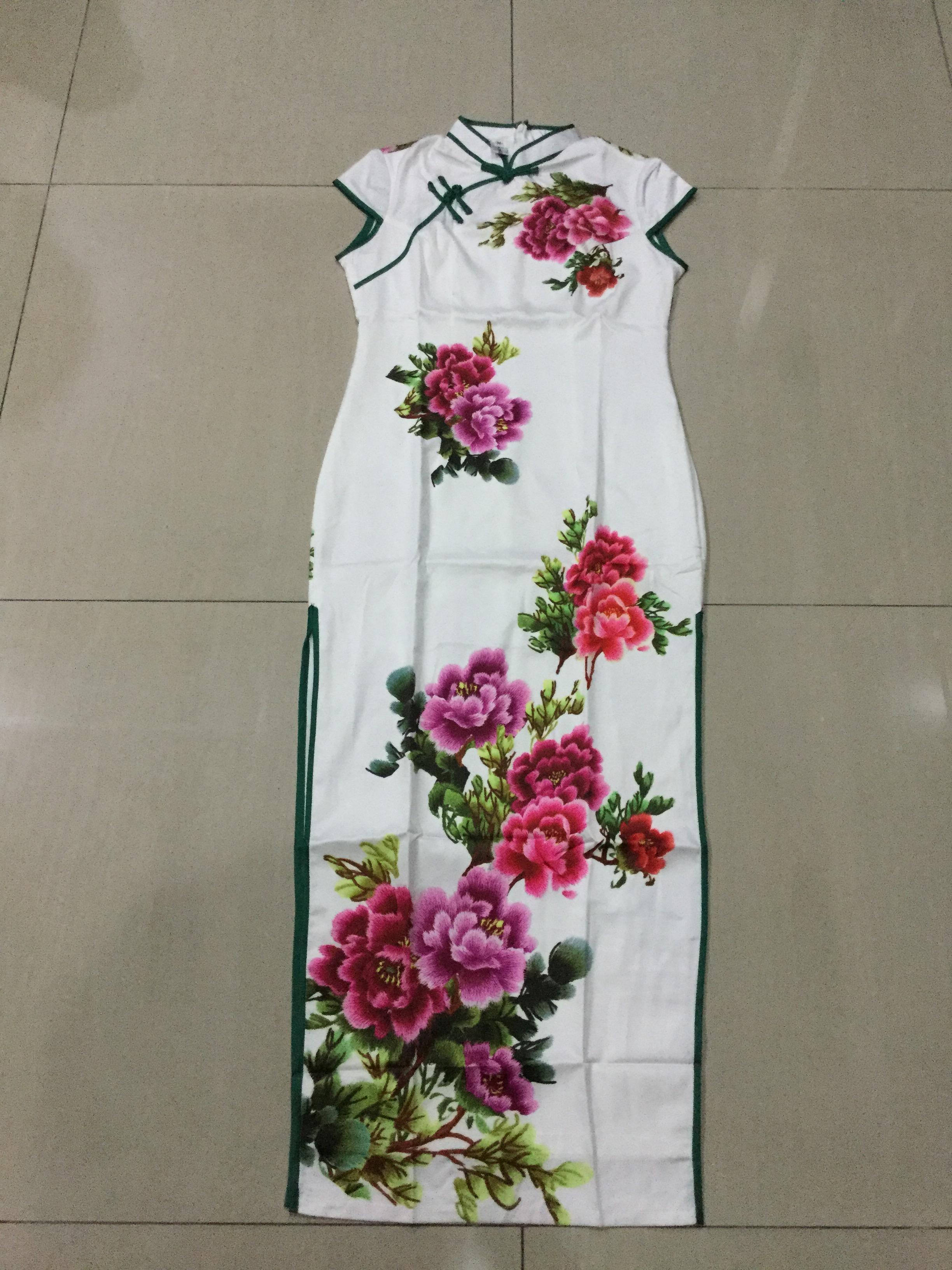 กี่เพ้ายาว ผ้าไหมสีขาวลายดอกแดง รหัส 1/148 สินค้าพร้อมส่ง